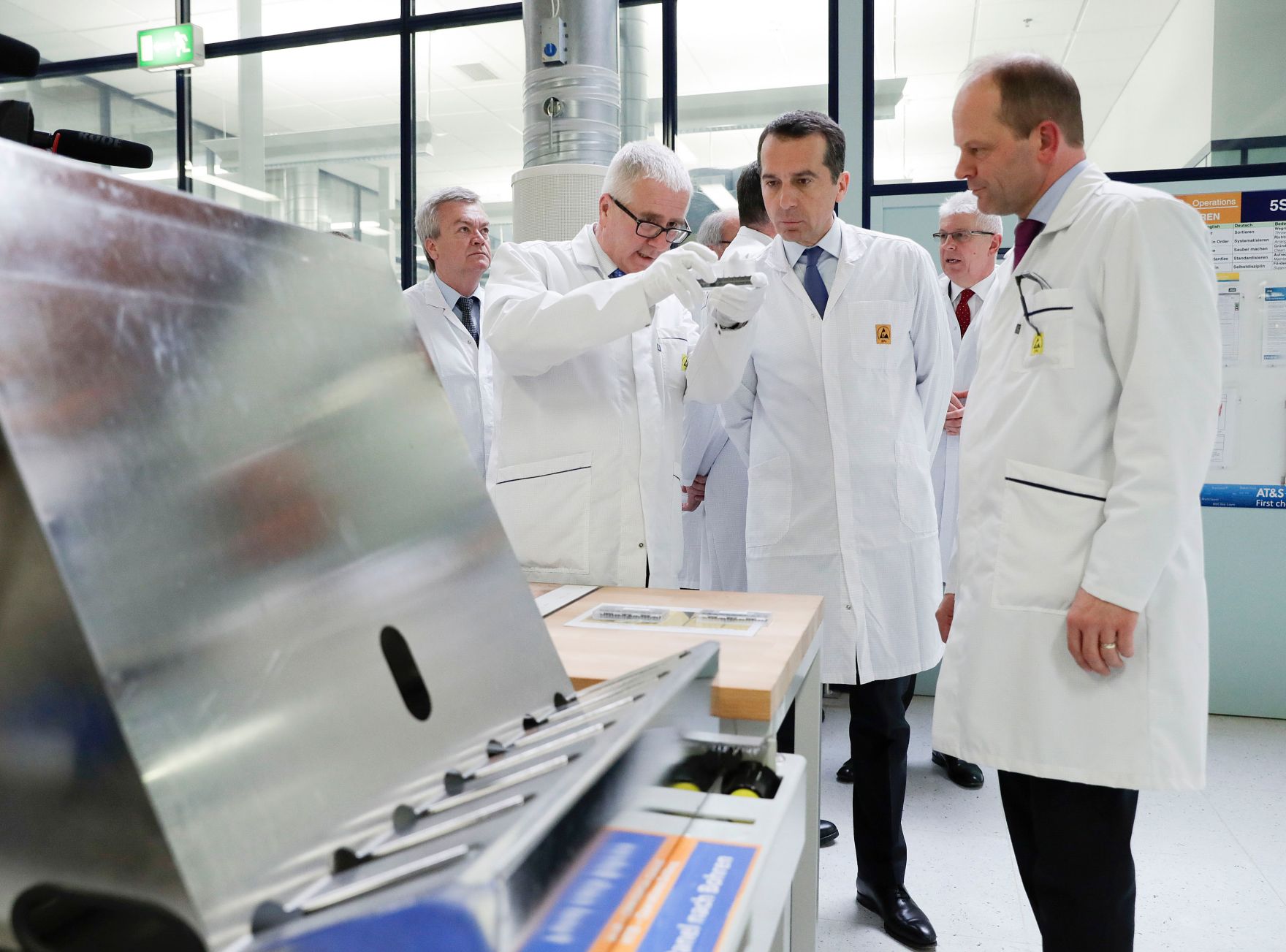 Am 3. M&auml;rz 2017 besuchte Bundeskanzler Christian Kern (m.) das Bundesland Steiermark. Im Bild bei der Firma AT&amp;S AG.