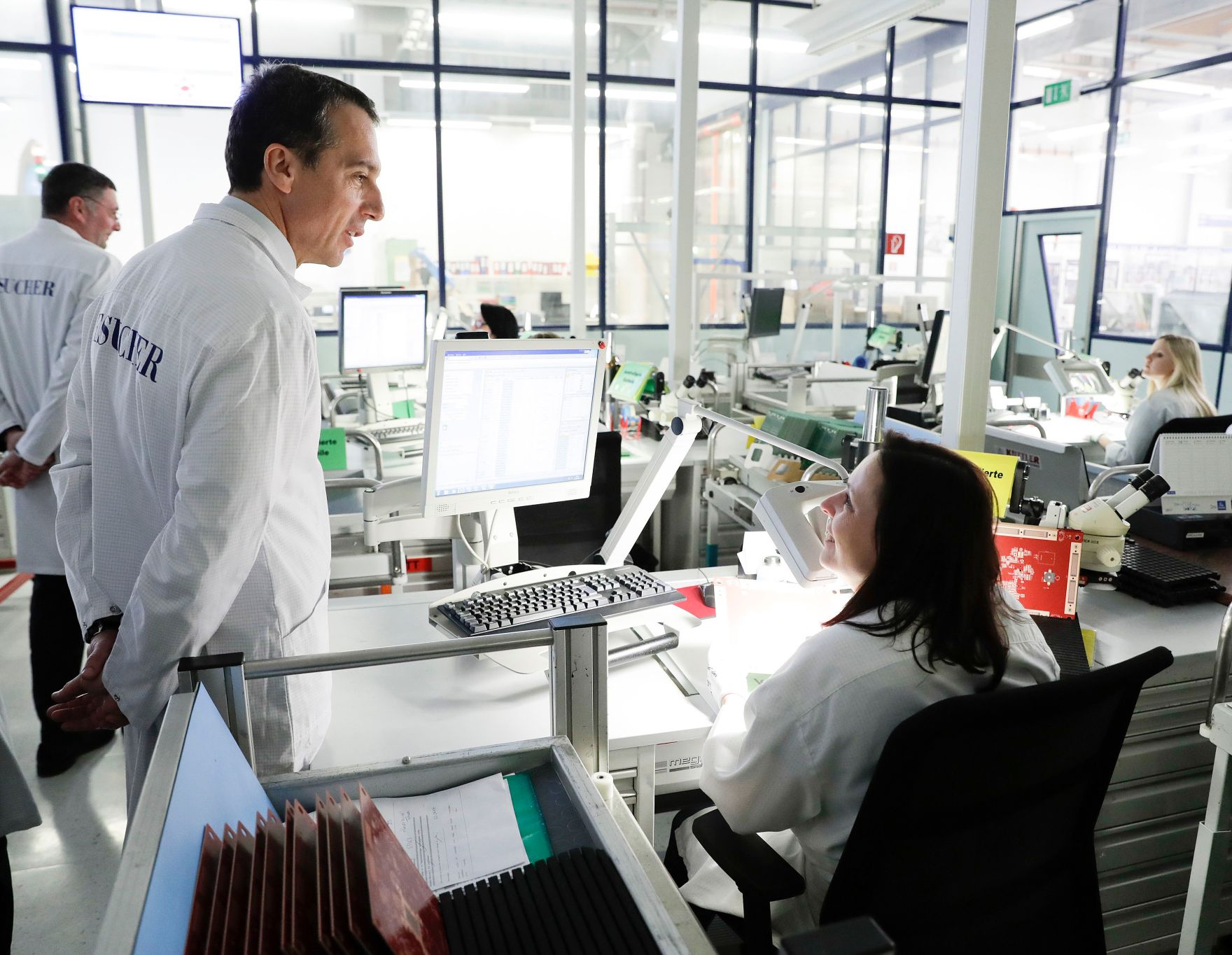 Am 3. M&auml;rz 2017 besuchte Bundeskanzler Christian Kern (l.) das Bundesland Steiermark. Im Bild bei der Firma AT&amp;S AG.