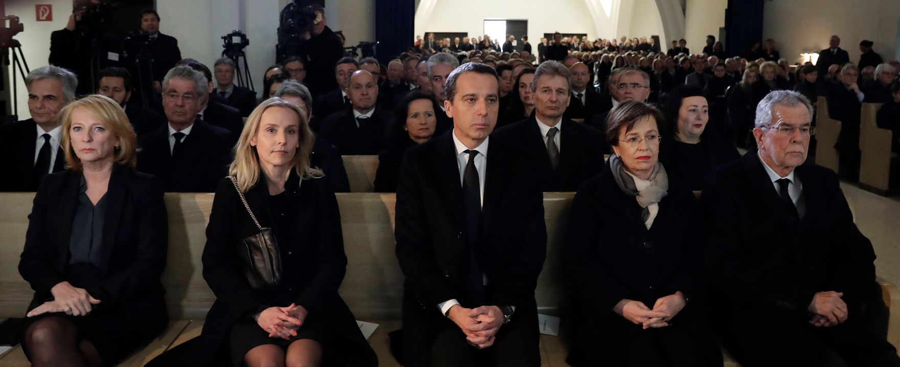 Am 5. M&auml;rz 2017 fand die Trauerfeier f&uuml;r Bundesministerin Sabine Oberhauser statt. Im Bild (v.r.n.l.) Bundespr&auml;sident Alexander Van der Bellen mit Ehefrau Doris Schmidauer, Bundeskanzler Christian Kern mit Ehefrau Eveline Steinberger-Kern und Nationalratspr&auml;sidentin Doris Bures.