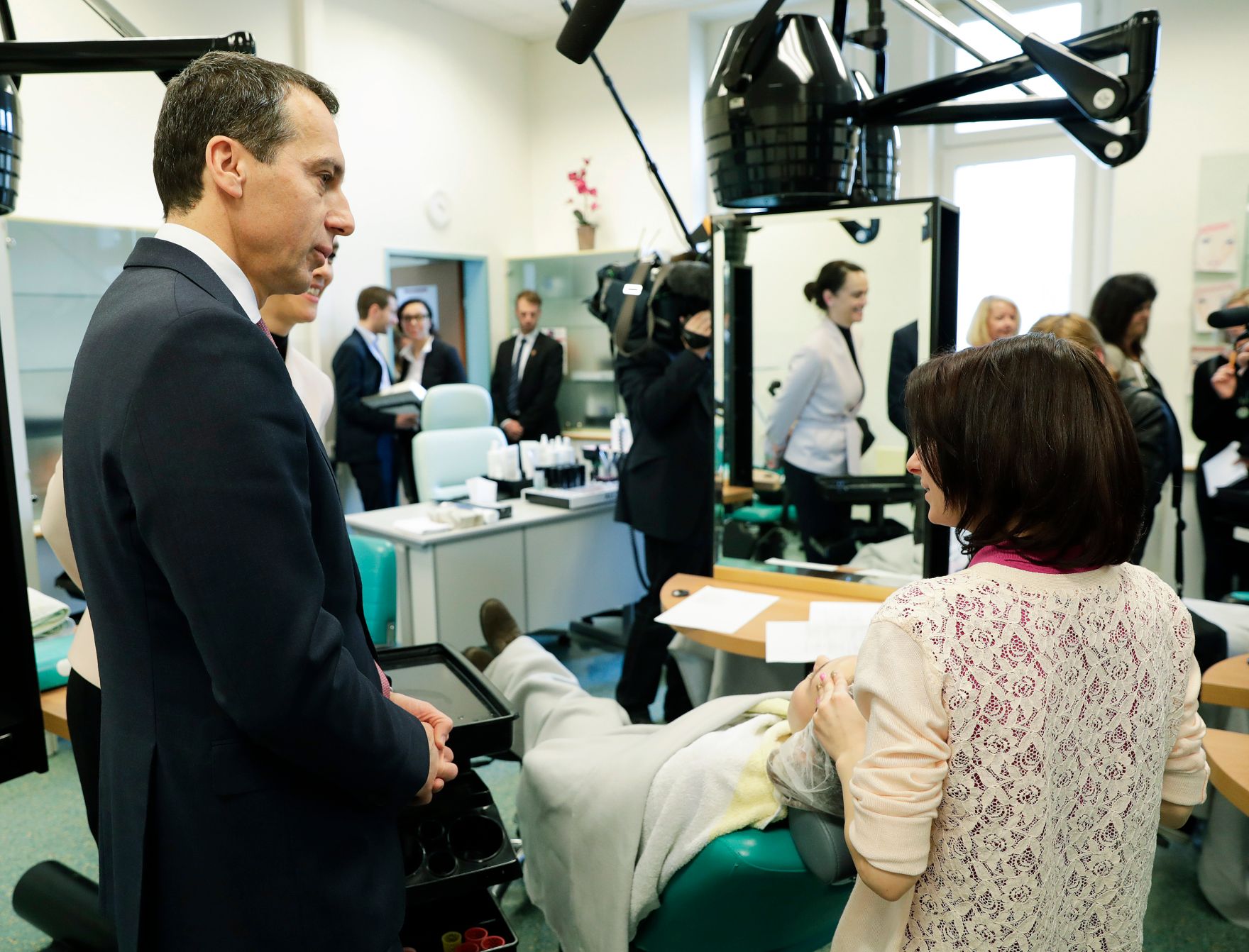 Am 14. M&auml;rz 2017 besuchte Bundeskanzler Christian Kern (l.) gemeinsam mit Bildungsministerin Sonja Hammerschmid die Berufsschule f&uuml;r Haar - und K&ouml;rperpflege.