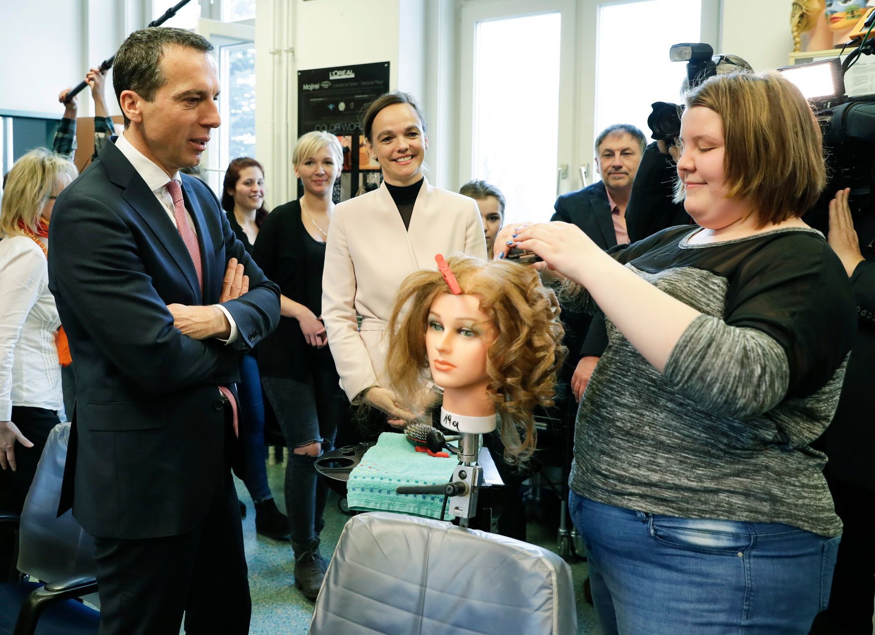 Am 14. M&auml;rz 2017 besuchte Bundeskanzler Christian Kern (l.) gemeinsam mit Bildungsministerin Sonja Hammerschmid (m.) die Berufsschule f&uuml;r Haar - und K&ouml;rperpflege.