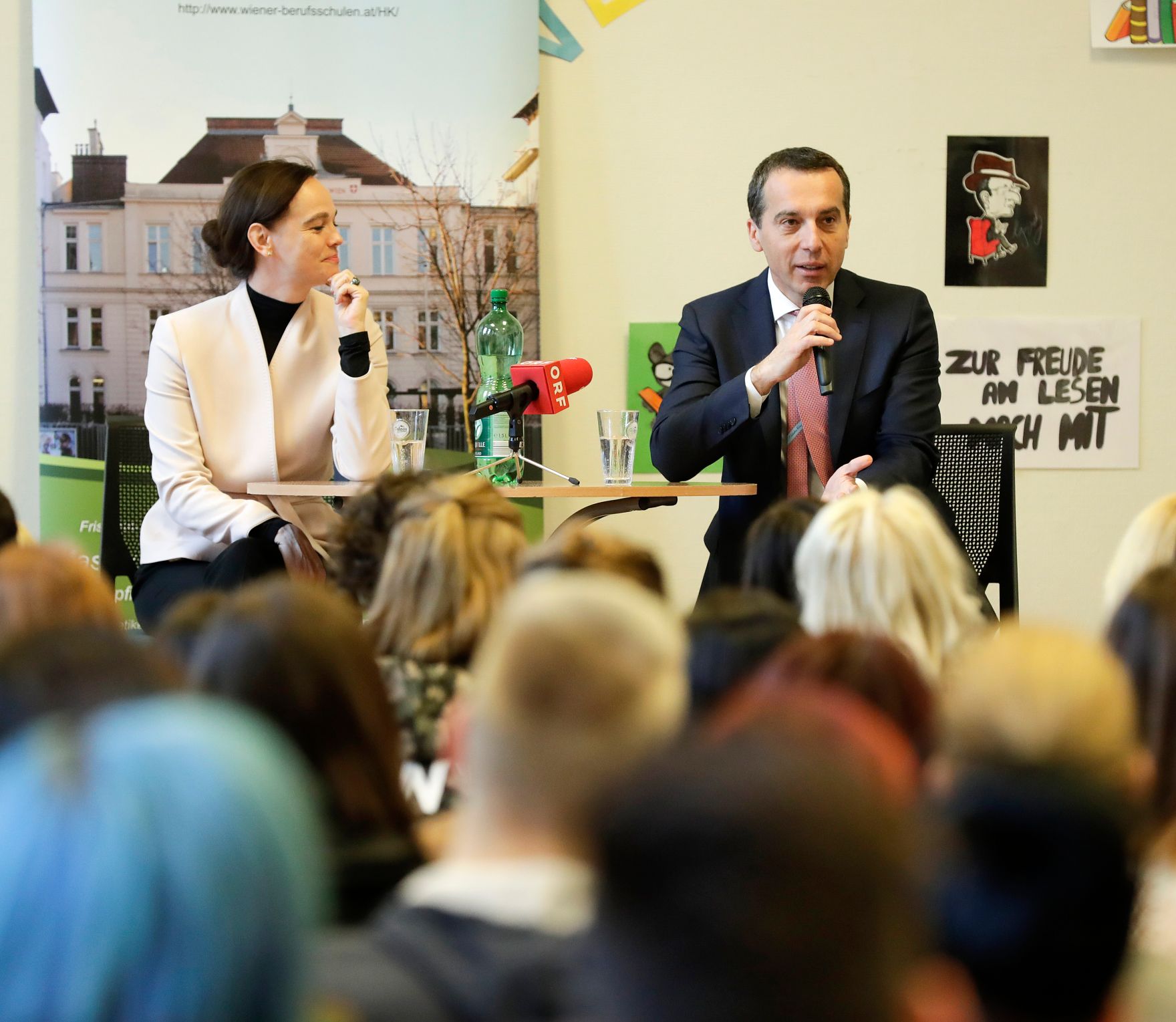 Am 14. M&auml;rz 2017 besuchte Bundeskanzler Christian Kern (r.) gemeinsam mit Bildungsministerin Sonja Hammerschmid (l.) die Berufsschule f&uuml;r Haar - und K&ouml;rperpflege.