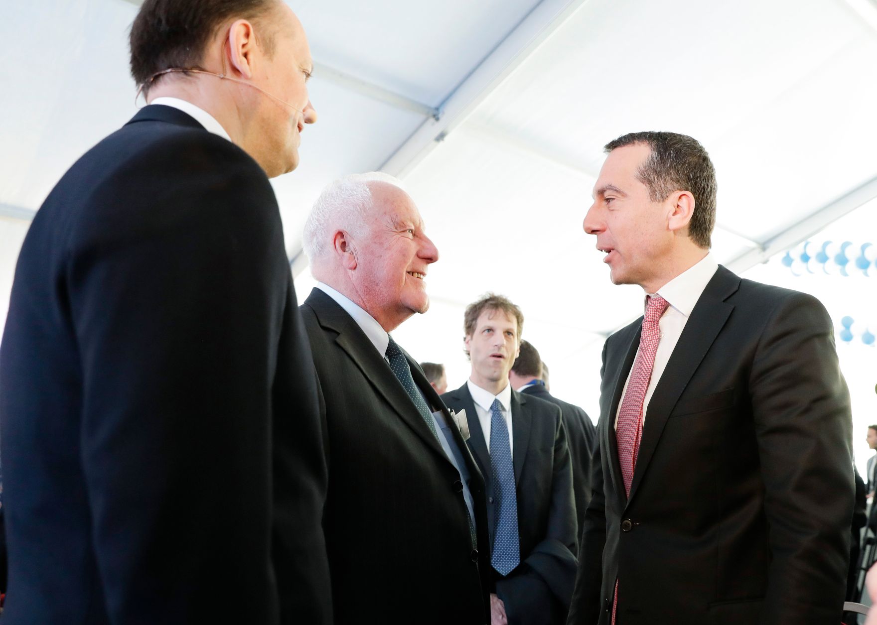 Am 6. April 2017 nahm Bundeskanzler Christian Kern (r.) am Spatenstich zum Projekt Large Scale Cell Culture (LSCC) der Firma Boehringer Ingelheim teil. Im Bild mit dem Generaldirektor Boehringer Ingelheim RCV Philipp von Lattorff (l.).