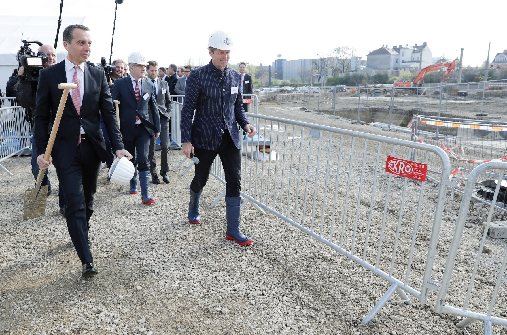 Am 6. April 2017 nahm Bundeskanzler Christian Kern (l.) am Spatenstich zum Projekt Large Scale Cell Culture (LSCC) der Firma Boehringer Ingelheim teil.