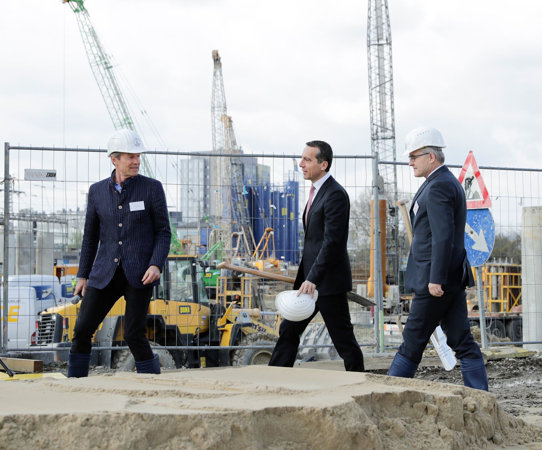 Am 6. April 2017 nahm Bundeskanzler Christian Kern (m.) am Spatenstich zum Projekt Large Scale Cell Culture (LSCC) der Firma Boehringer Ingelheim teil.