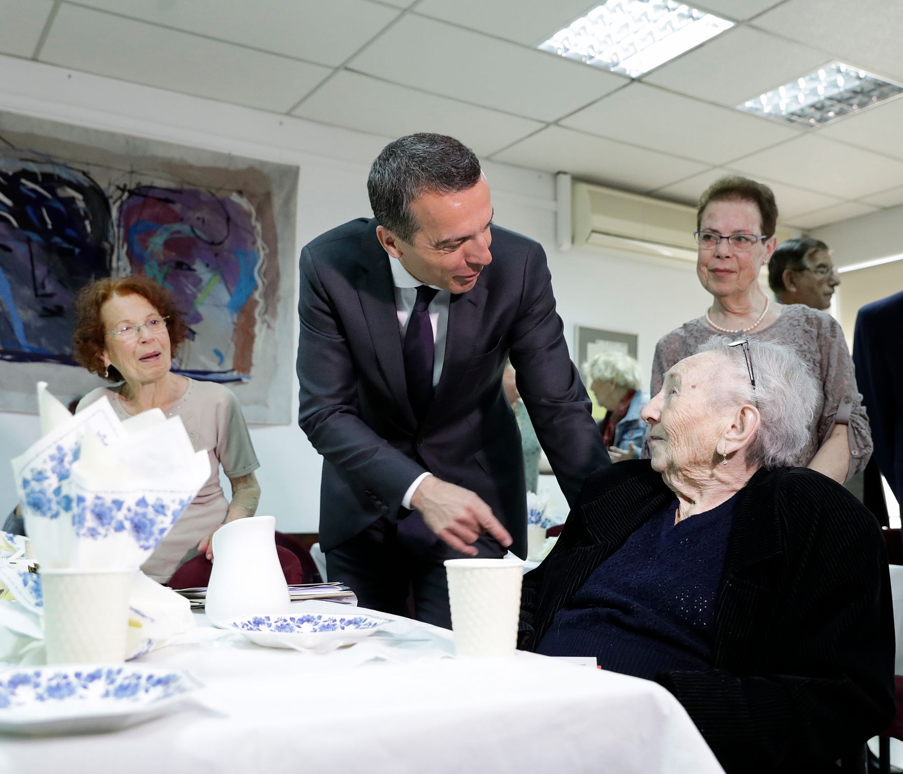 Am 23. April 2017 besuchte Bundeskanzler Christian Kern (m.) das Land Israel. Im Bild beim Club of Austrian Pensioner&acute;s in Israel.
