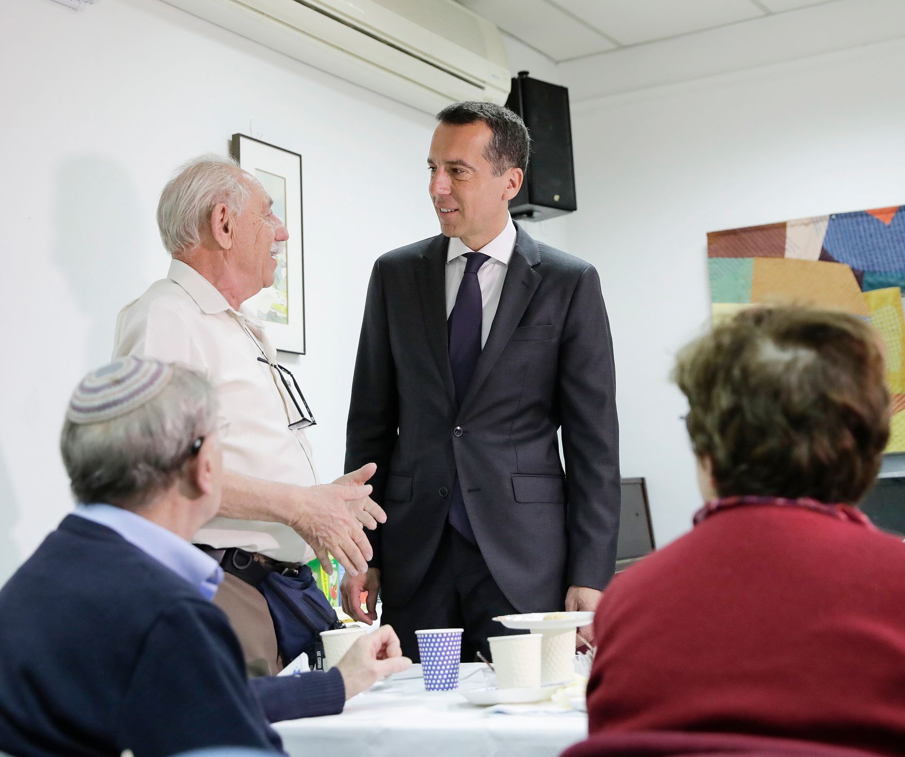 Am 23. April 2017 besuchte Bundeskanzler Christian Kern (m.) das Land Israel. Im Bild beim Club of Austrian Pensioner&acute;s in Israel.