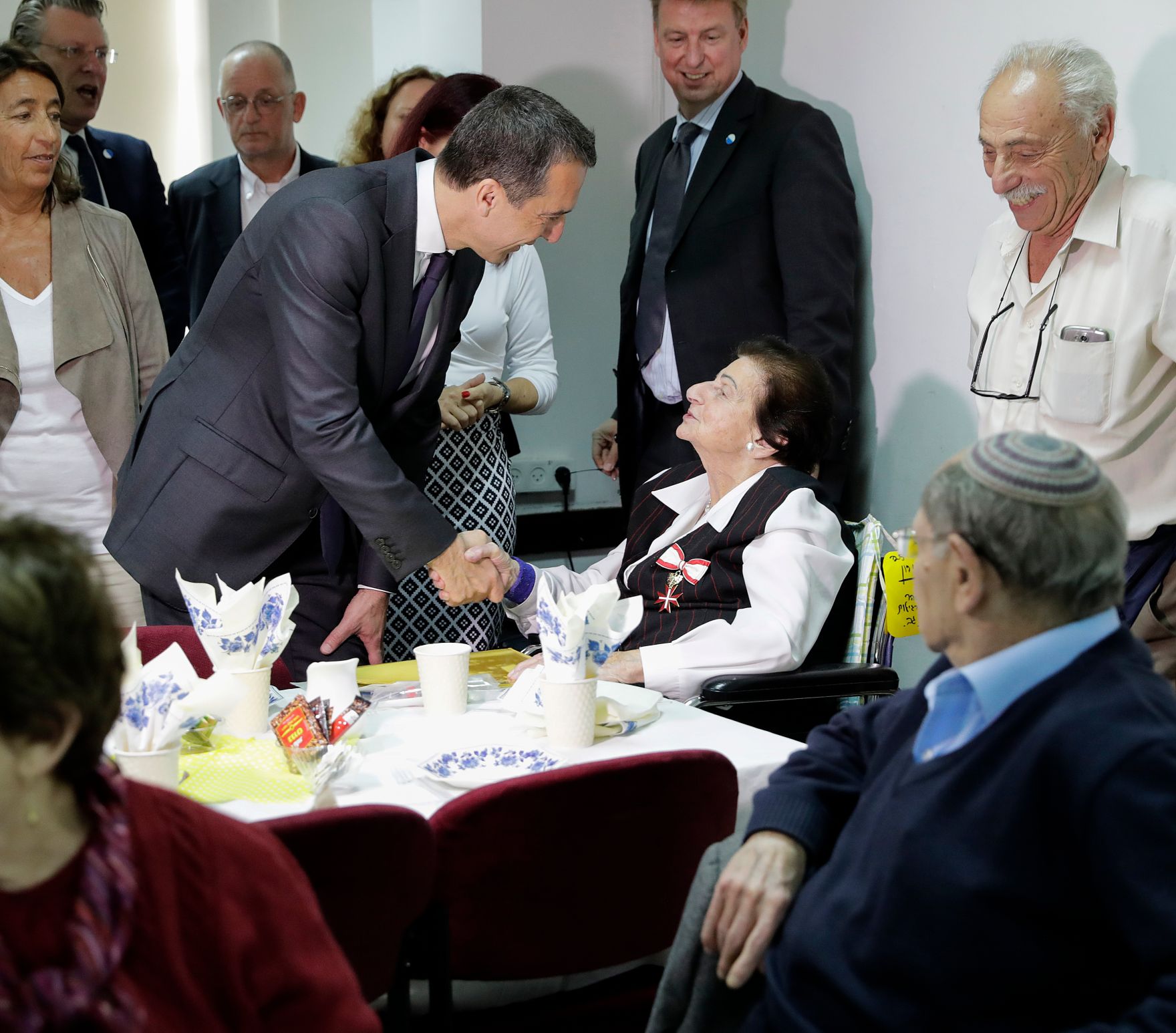 Am 23. April 2017 besuchte Bundeskanzler Christian Kern (l.) das Land Israel. Im Bild beim Club of Austrian Pensioner&acute;s in Israel.