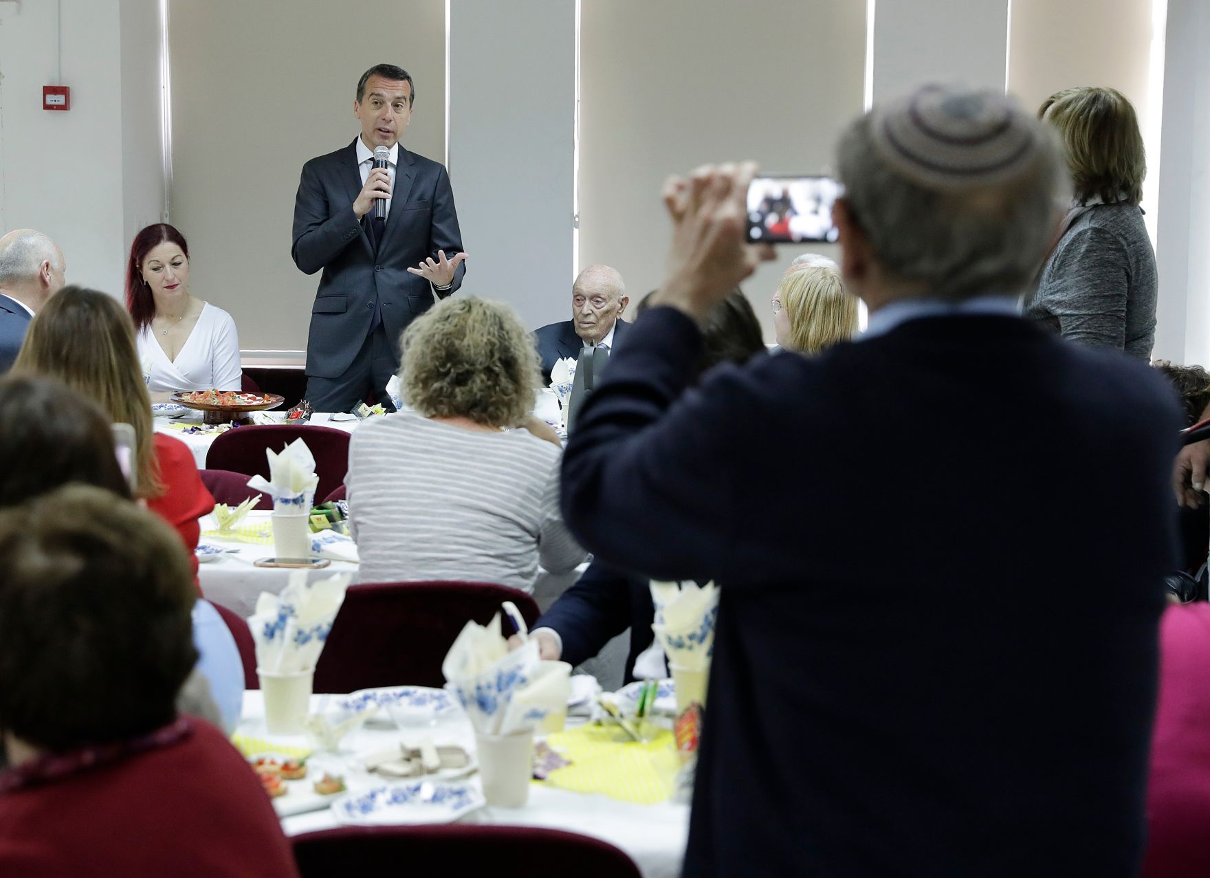 Am 23. April 2017 besuchte Bundeskanzler Christian Kern (l.) das Land Israel. Im Bild beim Club of Austrian Pensioner&acute;s in Israel.