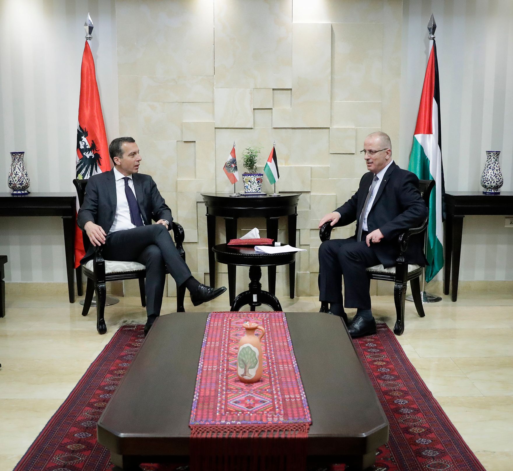 Am 23. April 2017 besuchte Bundeskanzler Christian Kern (l.) das Land Israel. Im Bild mit dem Premierminister von Pal&auml;stina Rami Hamdallah (r.).