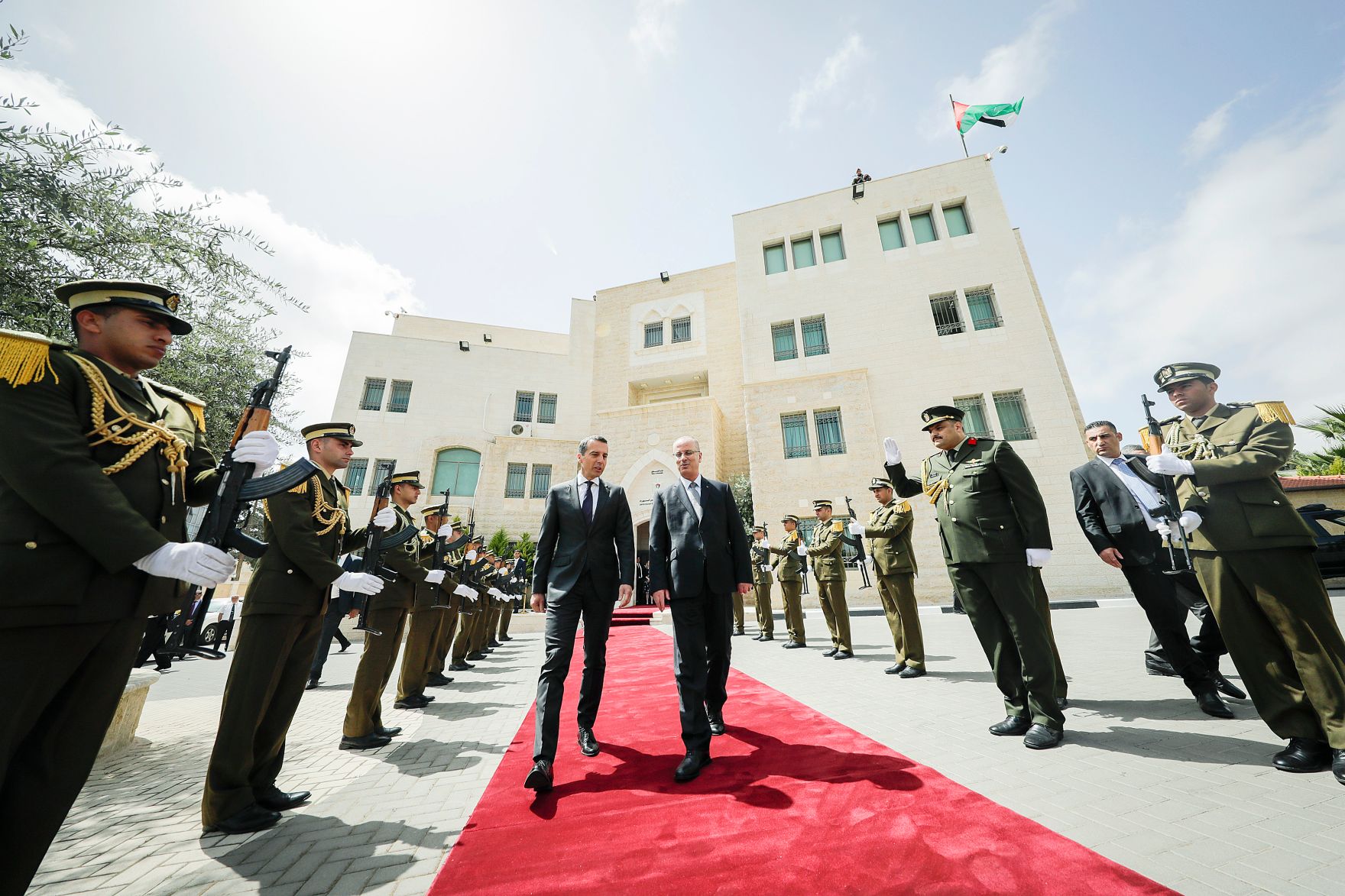 Am 23. April 2017 besuchte Bundeskanzler Christian Kern (l.) das Land Israel. Im Bild mit dem Premierminister von Pal&auml;stina Rami Hamdallah (r.).