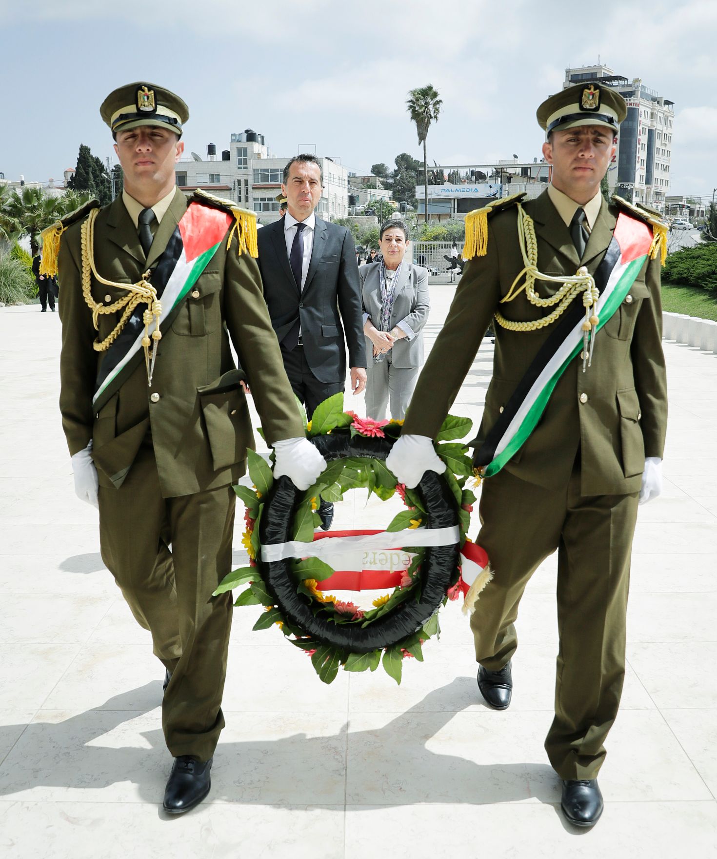 Am 23. April 2017 besuchte Bundeskanzler Christian Kern (m.) das Land Israel. Im Bild bei der Kranzniederlegung beim Yasser Arafat Memorial.