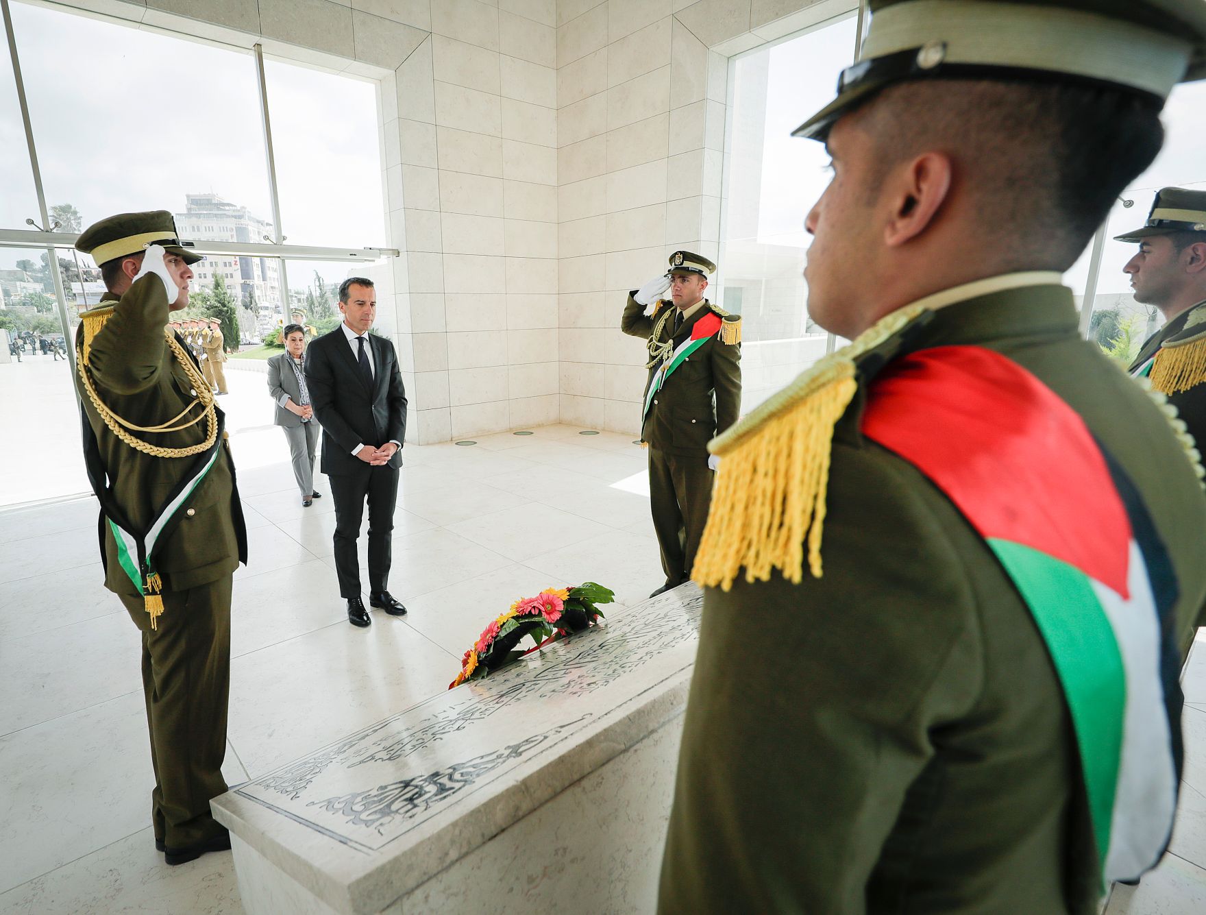 Am 23. April 2017 besuchte Bundeskanzler Christian Kern (m.) das Land Israel. Im Bild bei der Kranzniederlegung beim Yasser Arafat Memorial.