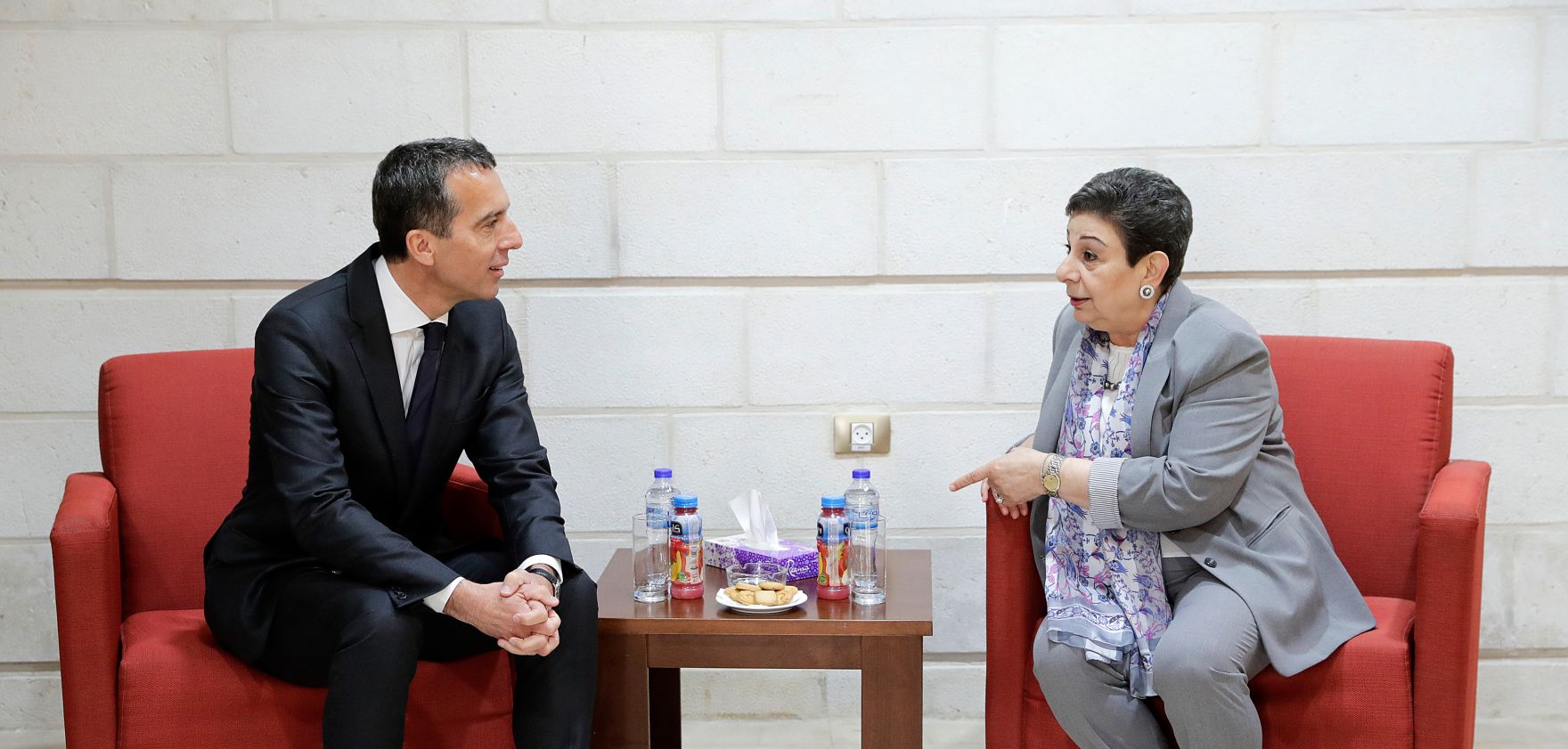 Am 23. April 2017 besuchte Bundeskanzler Christian Kern (l.) das Land Israel. Im Bild mit Hanan Ashrawi (r.) Mitglied des Exekutivkomitees der PLO.