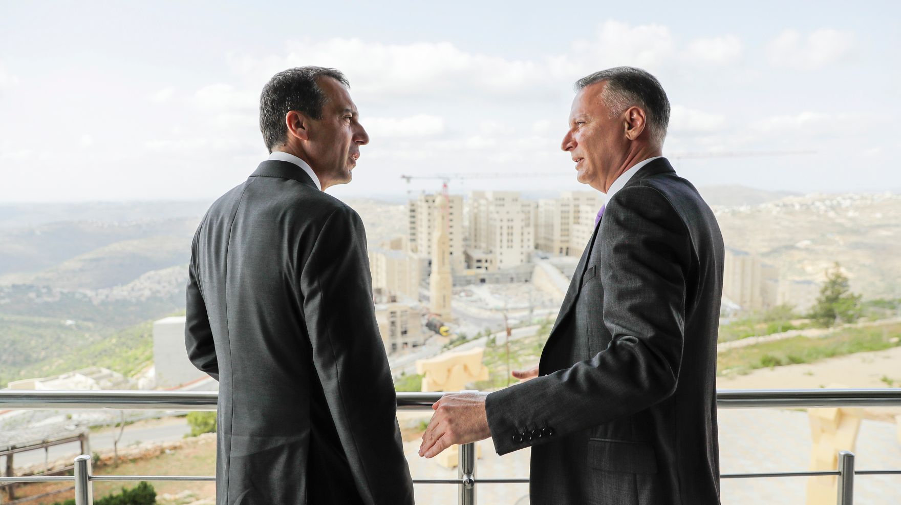 Am 23. April 2017 besuchte Bundeskanzler Christian Kern (l.) das Land Israel. Im Bild bei dem Stadtentwicklungsprojekt Rawabi.