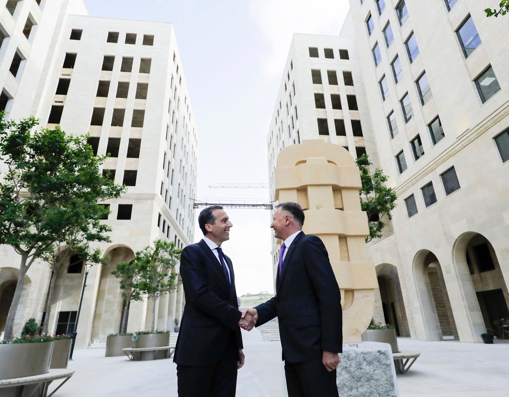 Am 23. April 2017 besuchte Bundeskanzler Christian Kern (l.) das Land Israel. Im Bild bei dem Stadtentwicklungsprojekt Rawabi.