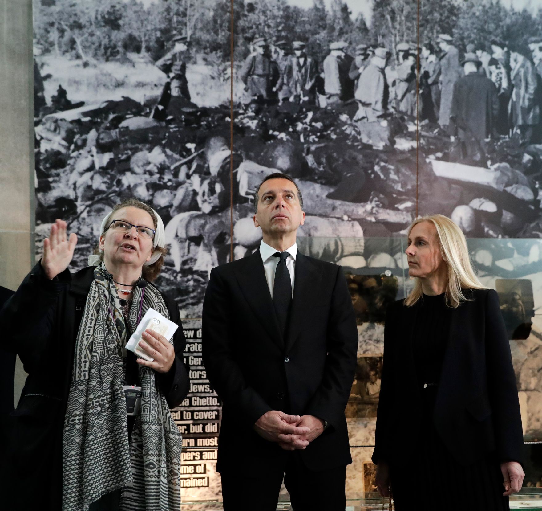 Am 24. April 2017 besuchte Bundeskanzler Christian Kern (m.) mit Ehefrau Eveline Steinberger-Kern (r.) das Land Israel. Im Bild in der Holocaust-Gedenkst&auml;tte Yad Vashem.