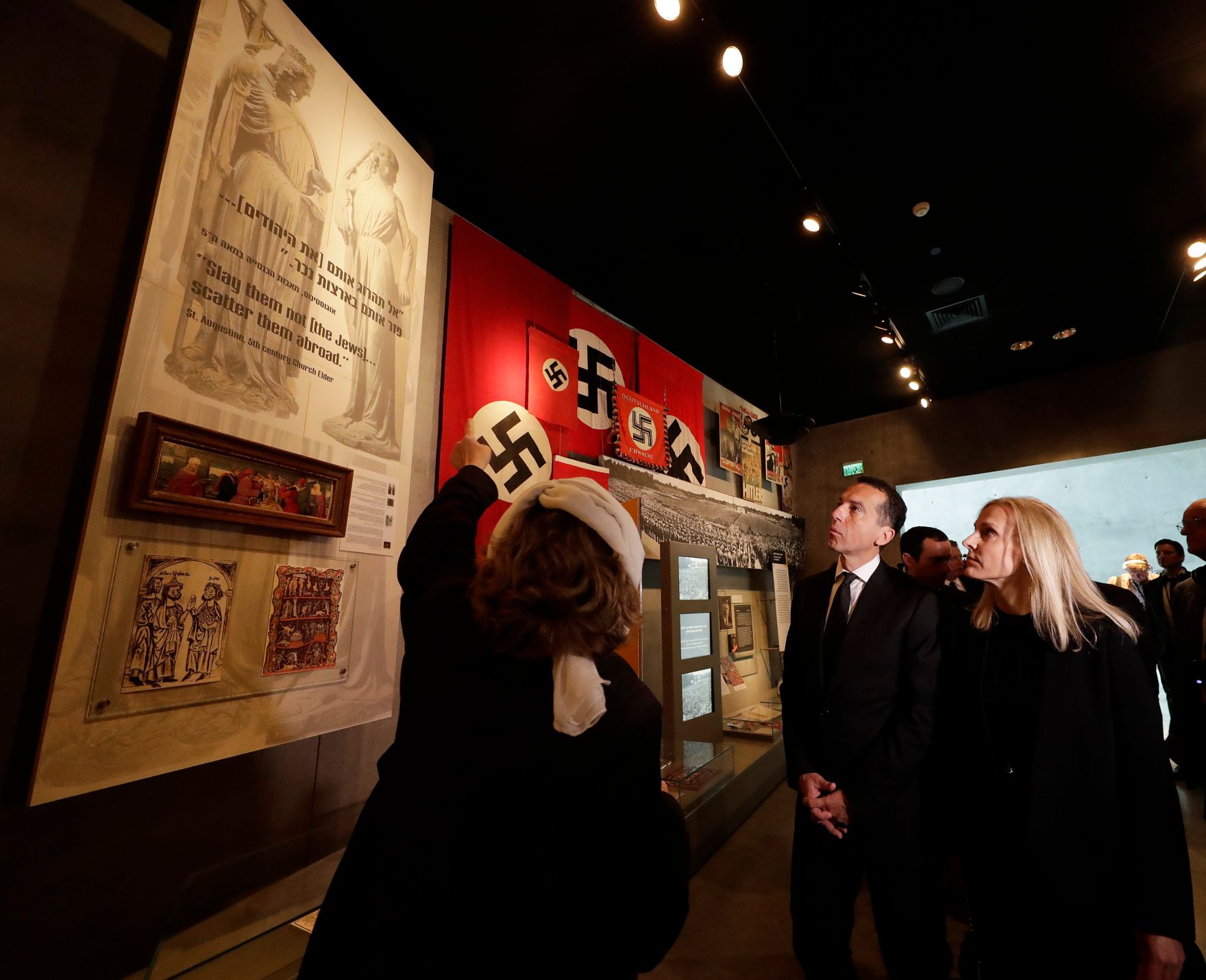 Am 24. April 2017 besuchte Bundeskanzler Christian Kern (m.), Ehefrau Eveline Steinberger-Kern (r.). Im Bild in der Holocaut-Gedenkst&auml;tte Yad Vashem.