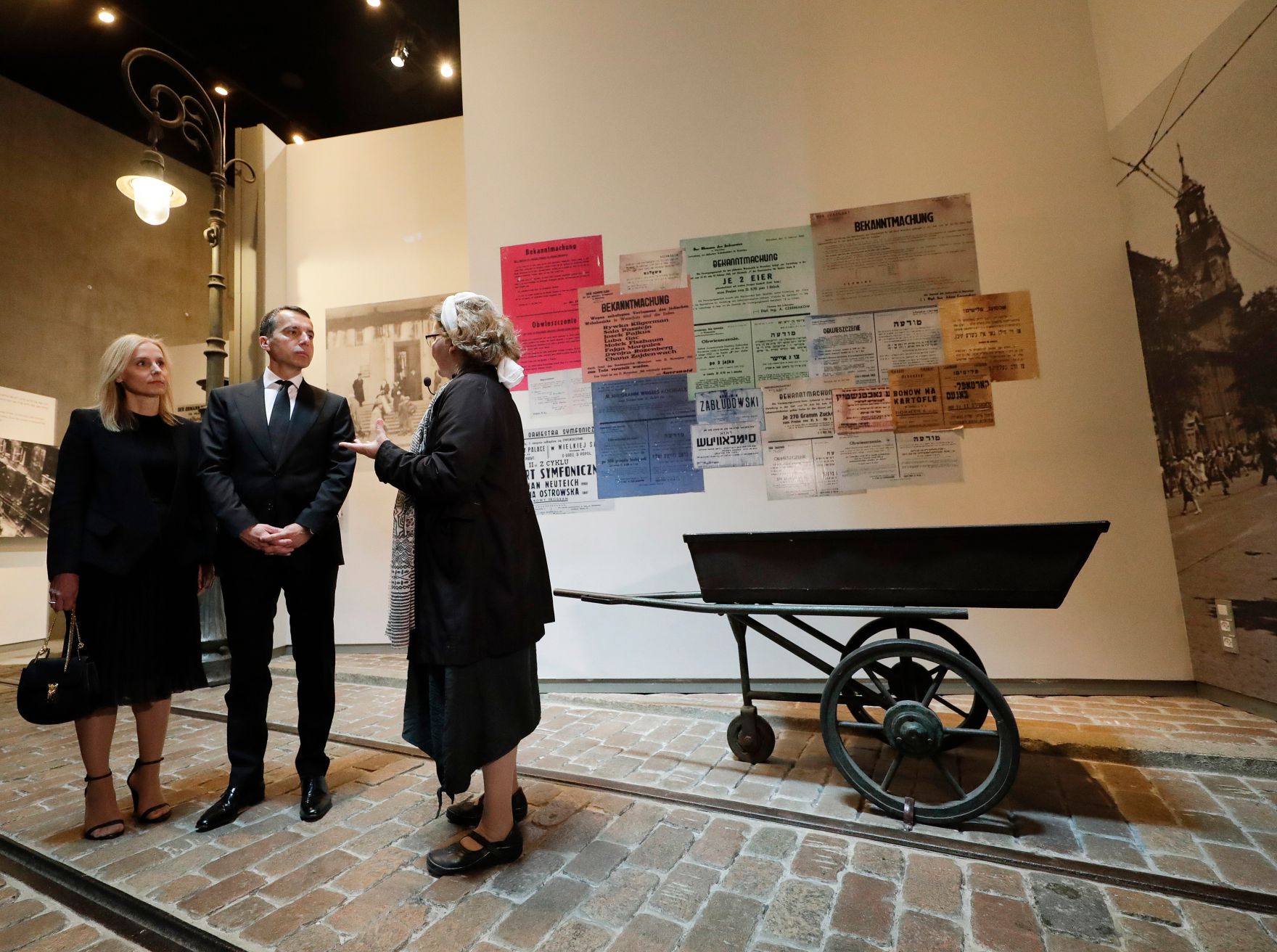 Am 24. April 2017 besuchte Bundeskanzler Christian Kern (m.), mit Ehefrau Eveline Steinberger-Kern (l.) das Land Israel. Im Bild in der Holocaust-Gedenkst&auml;tte Yad Vashem.