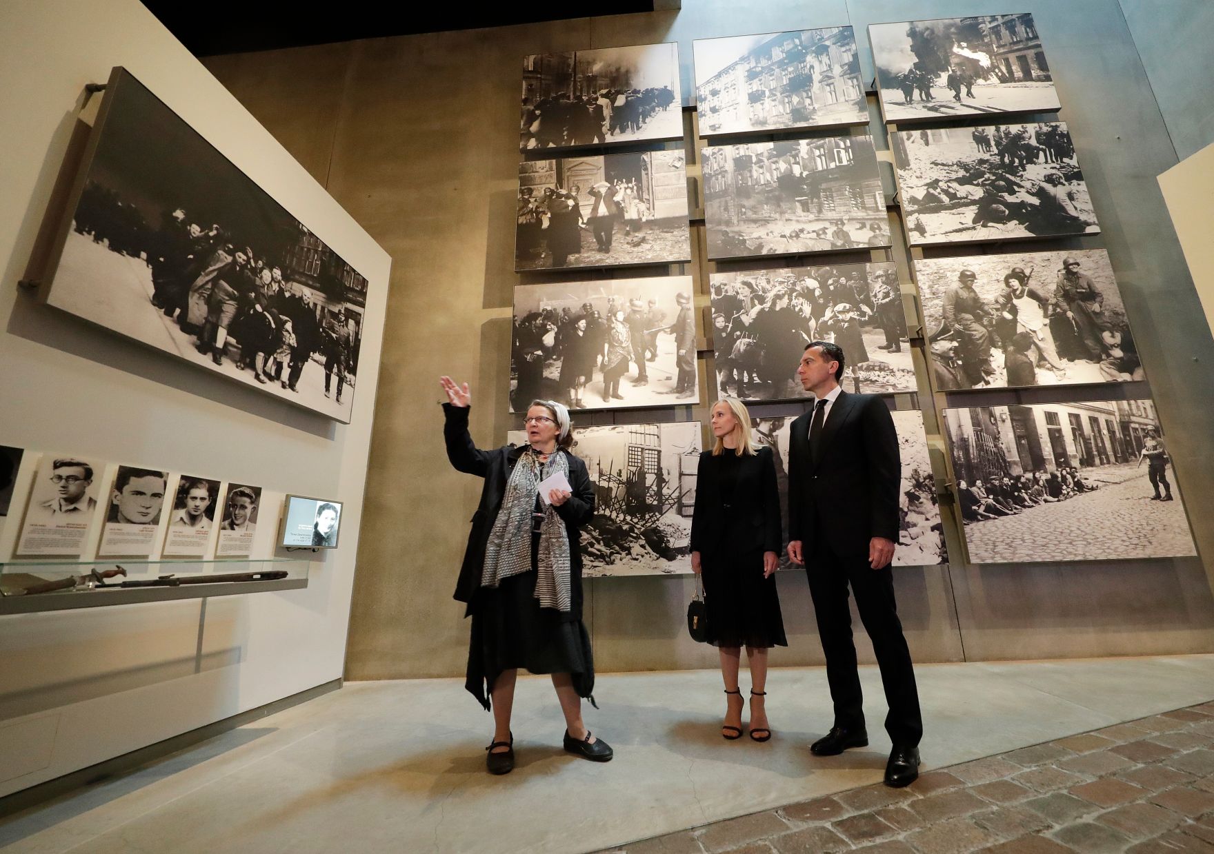 Am 24. April 2017 besuchte Bundeskanzler Christian Kern (r.) mit Ehefrau Eveline Steinberger-Kern das Land Israel. Im Bild in der Holocaust-Gedenkst&auml;tte Yad Vashem.