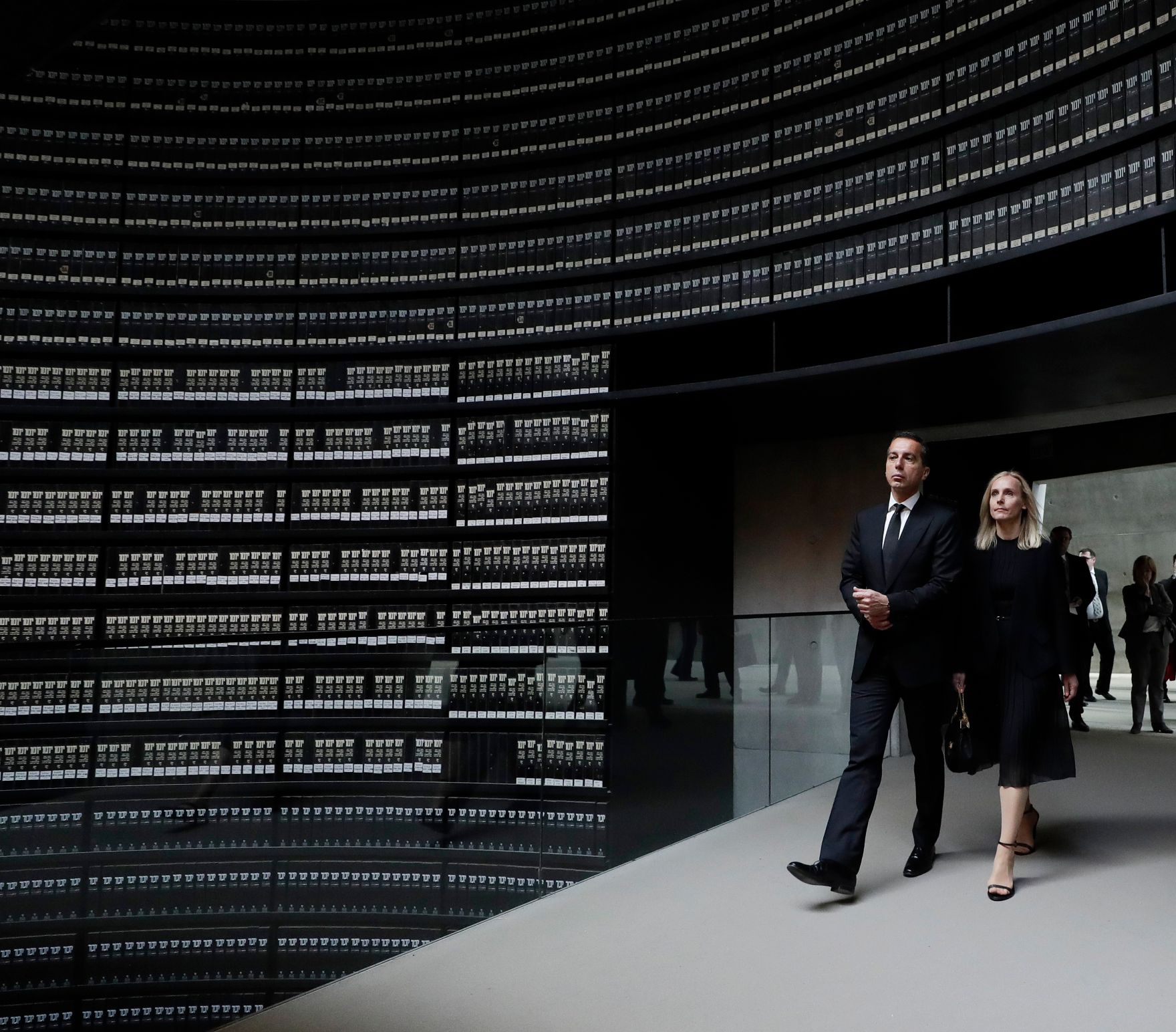 Am 24. April 2017 besuchte Bundeskanzler Christian Kern (l.) mit Ehefrau Eveline Steinberger-Kern das Land Israel. Im Bild in der Holocaust-Gedenkst&auml;tte Yad Vashem.