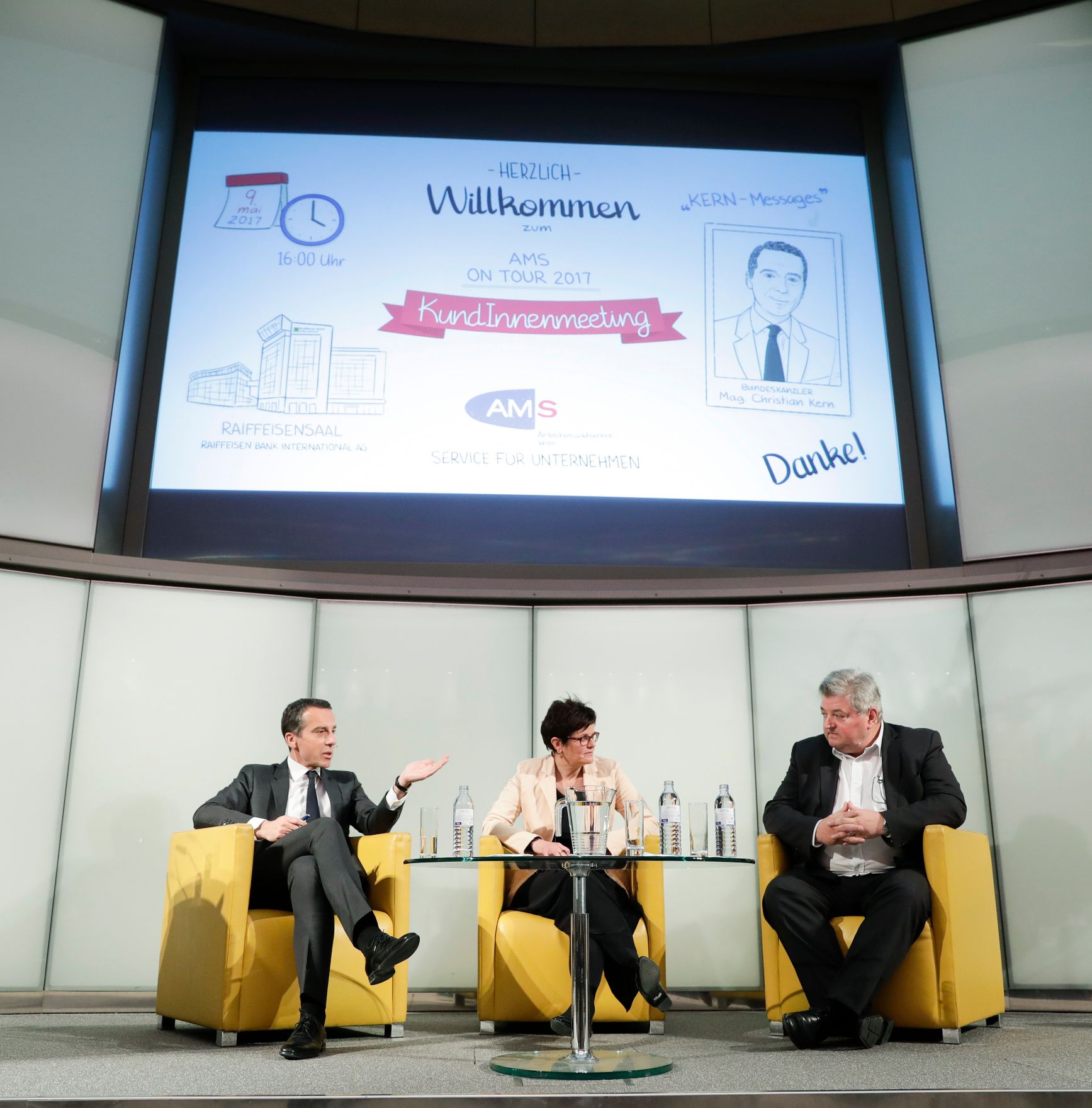 Am 9. Mai 2017 diskutierte Bundeskanzler Christian Kern (l.) mit Wiener Unternehmen im Rahmen der AMS on Tour. Im Bild mit AMS Wien Chefin Petra Draxl (m.) und AMS Vorstand Herbert Buchinger (r.).