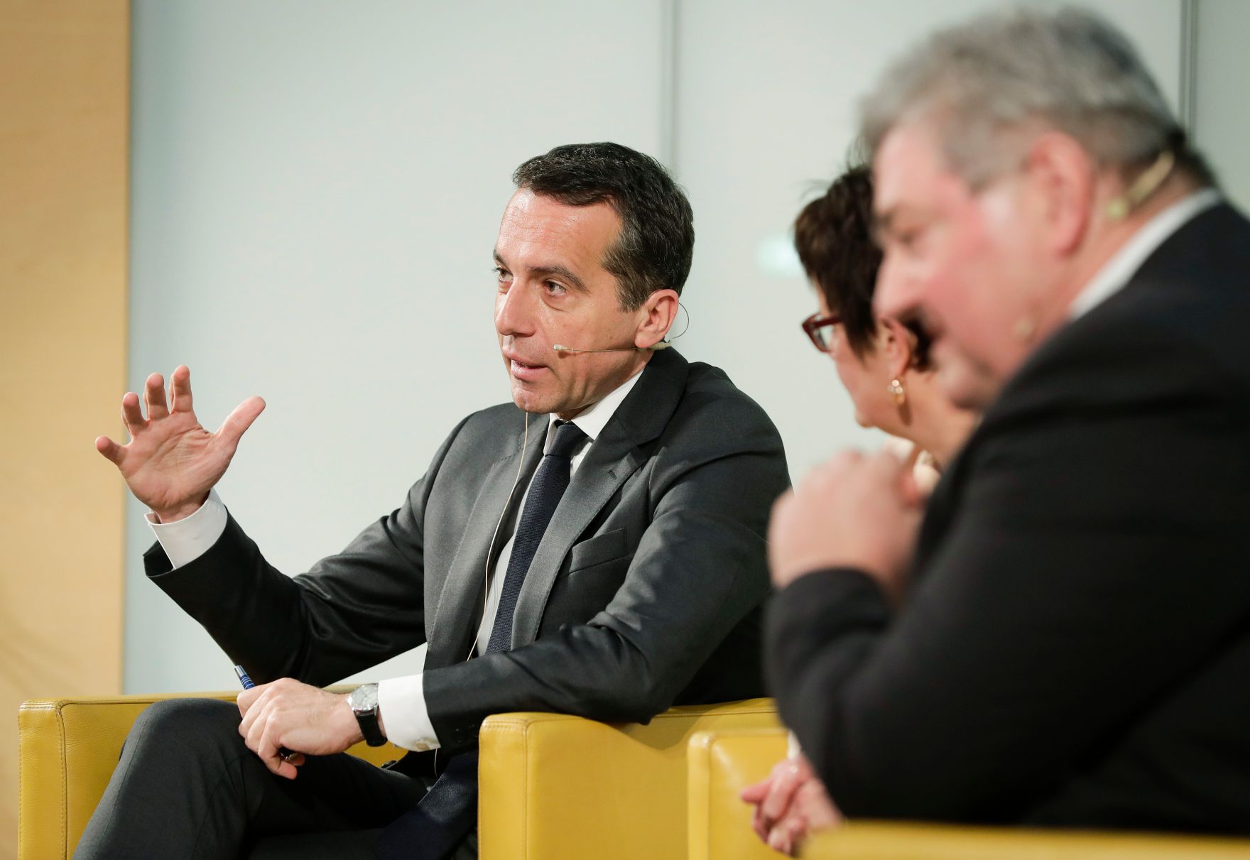 Am 9. Mai 2017 diskutierte Bundeskanzler Christian Kern (l.) mit Wiener Unternehmen im Rahmen der AMS on Tour. Im Bild mit AMS Wien Chefin Petra Draxl (m.) und AMS Vorstand Herbert Buchinger (r.).
