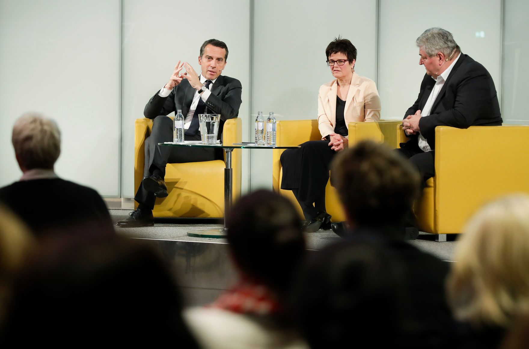 Am 9. Mai 2017 diskutierte Bundeskanzler Christian Kern (l.) mit Wiener Unternehmen im Rahmen der AMS on Tour. Im Bild mit AMS Wien Chefin Petra Draxl (m.) und AMS Vorstand Herbert Buchinger (r.).