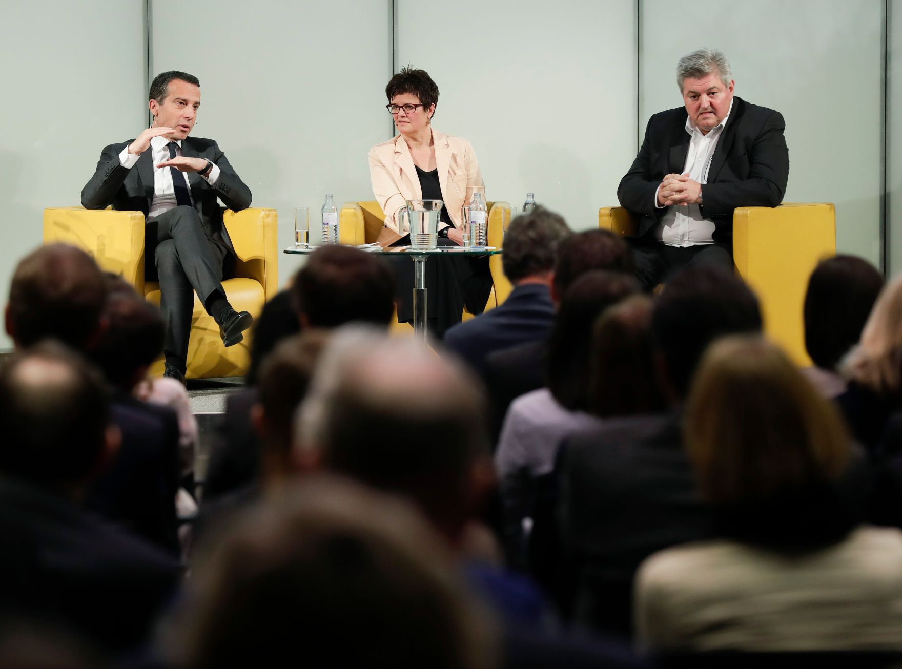 Am 9. Mai 2017 diskutierte Bundeskanzler Christian Kern (l.) mit Wiener Unternehmen im Rahmen der AMS on Tour. Im Bild mit AMS Wien Chefin Petra Draxl (m.) und AMS Vorstand Herbert Buchinger (r.).