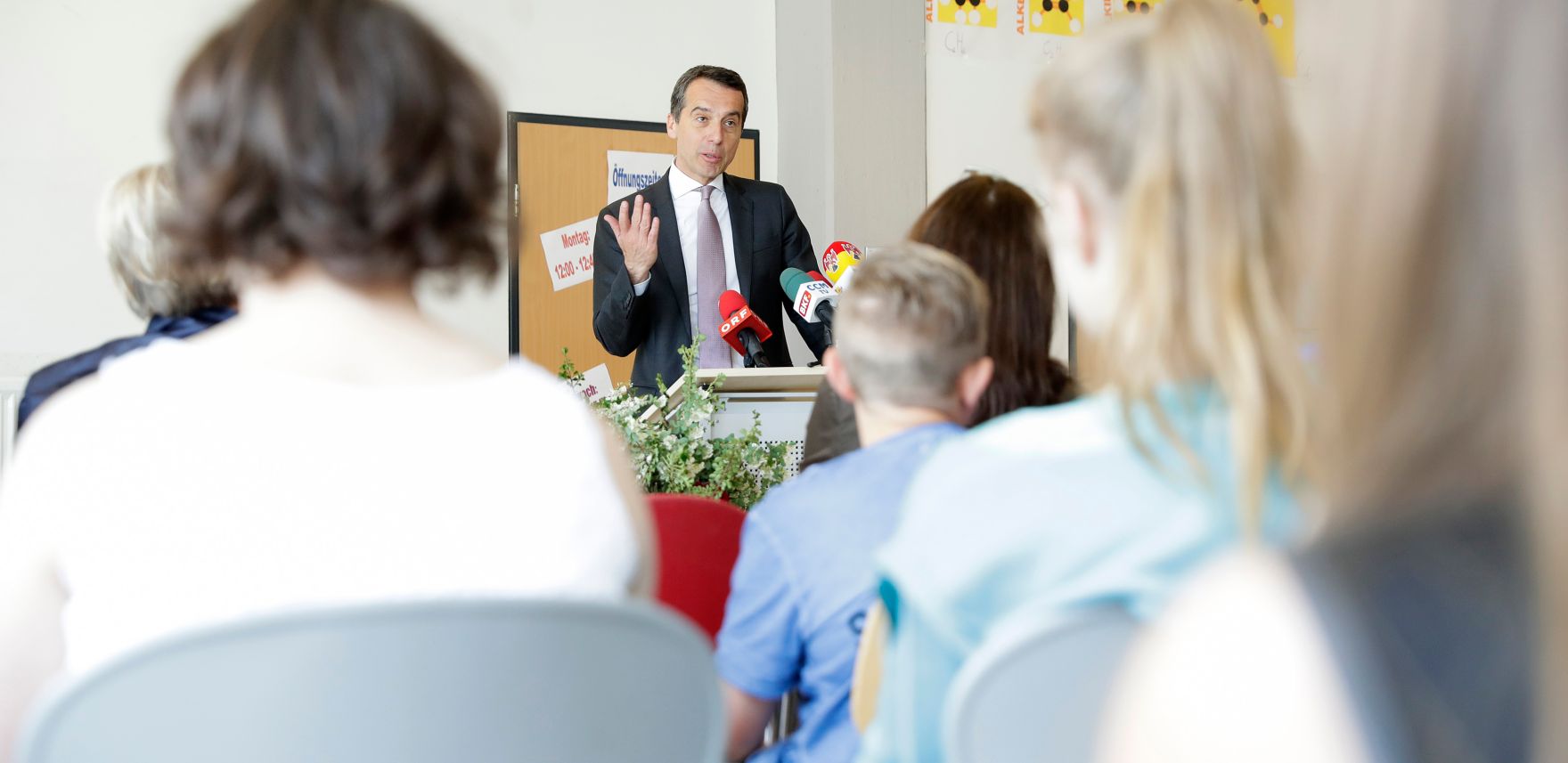 Am 11. Mai 2017 besuchte Bundeskanzler Christian Kern (im Bild) eine Neue Mittelschule in Mattersburg.