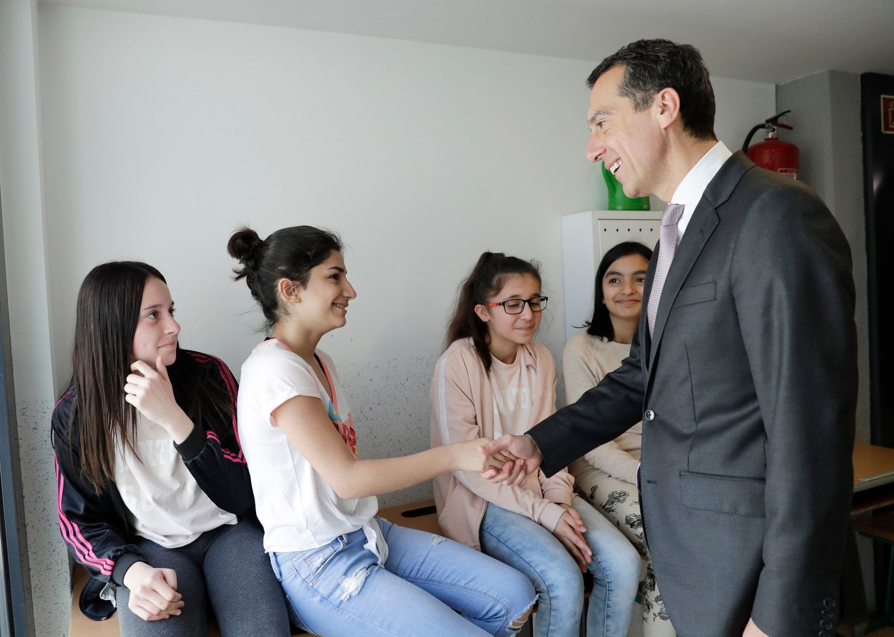 Am 11. Mai 2017 besuchte Bundeskanzler Christian Kern (r.) eine Neue Mittelschule in Mattersburg.