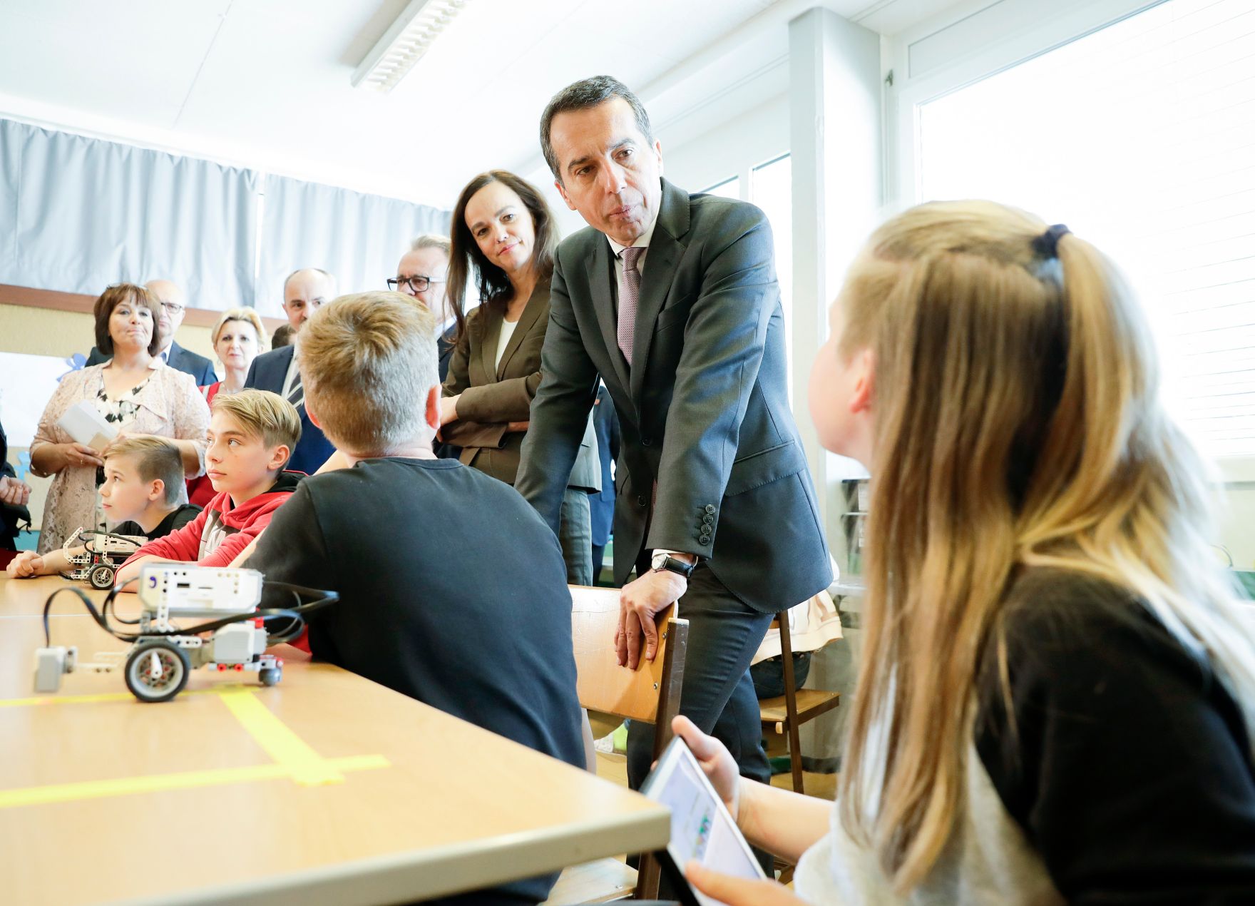 Am 11. Mai 2017 besuchte Bundeskanzler Christian Kern (r.) eine Neue Mittelschule in Mattersburg. Im Bild mit Bildungsministerin Sonja Hammerschmid (l.).