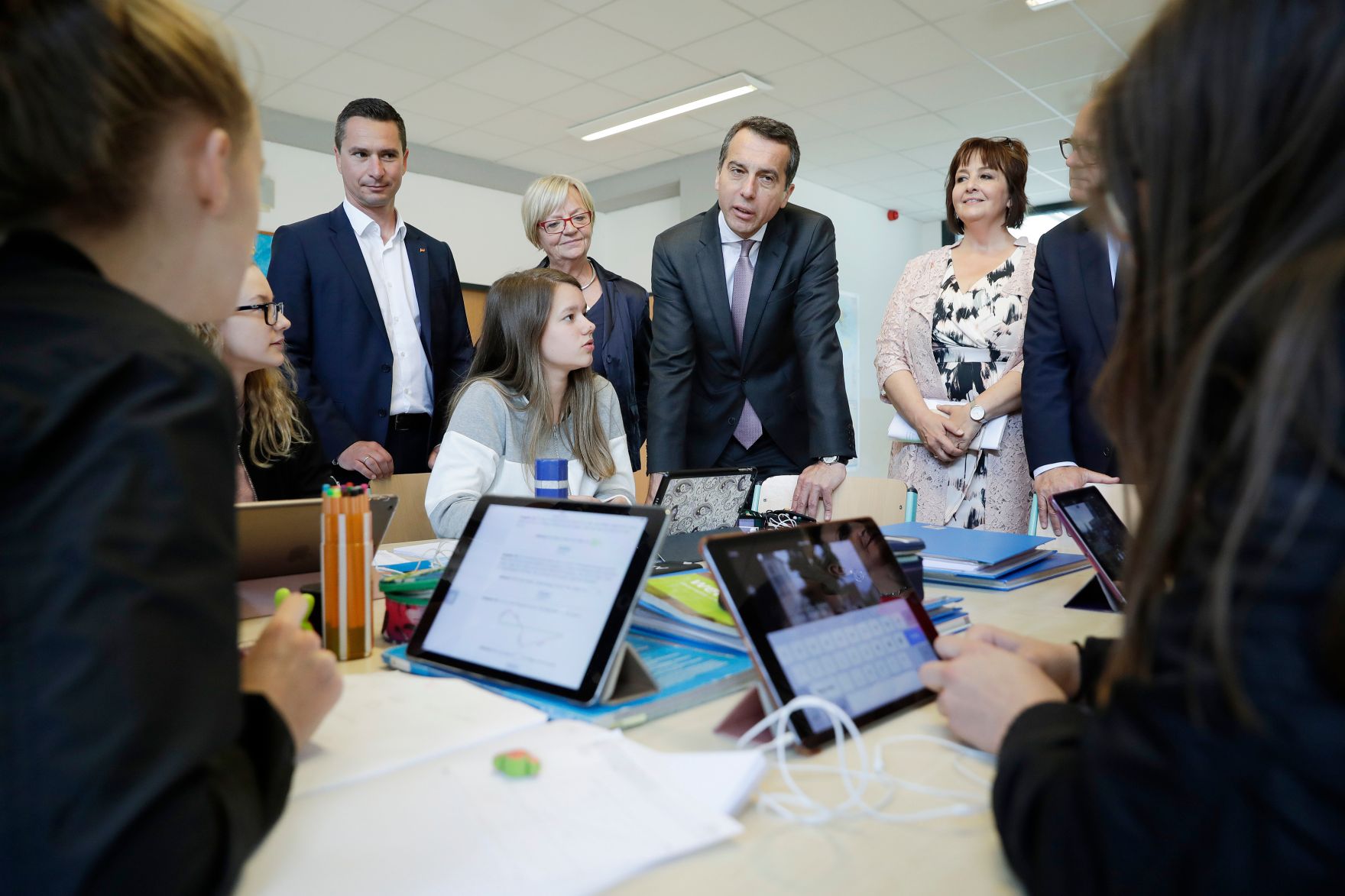 Am 11. Mai 2017 besuchte Bundeskanzler Christian Kern (m.) eine Neue Mittelschule in Mattersburg.