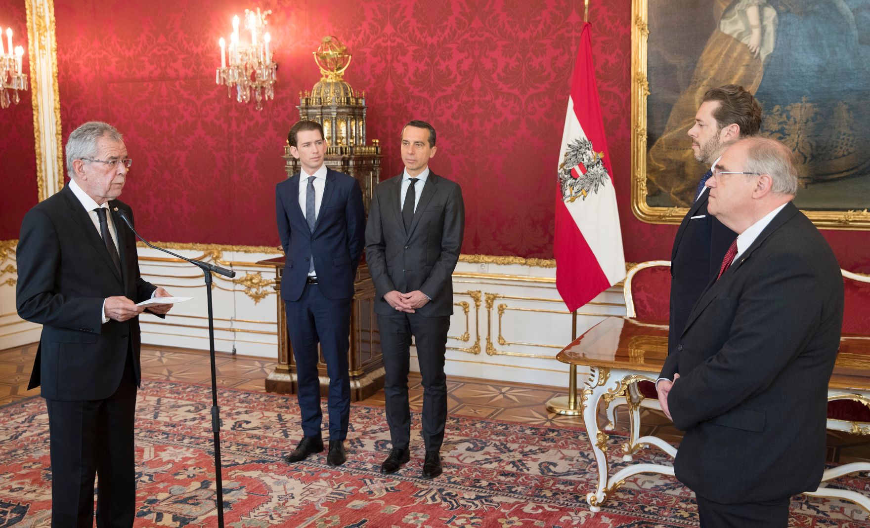 Am 17. Mai 2017 nahm Bundeskanzler Christian Kern (m.) an der Angelobung von Wirtschaftsminister Harald Mahrer (2.v.r.) und Vizekanzler und Justizminister Wolfgang Brandstetter (r.) teil. Im Bild mit Bundespr&auml;sident Alexander Van der Bellen (l.) und Au&szlig;enminister Sebastian Kurz (2.v.l.).