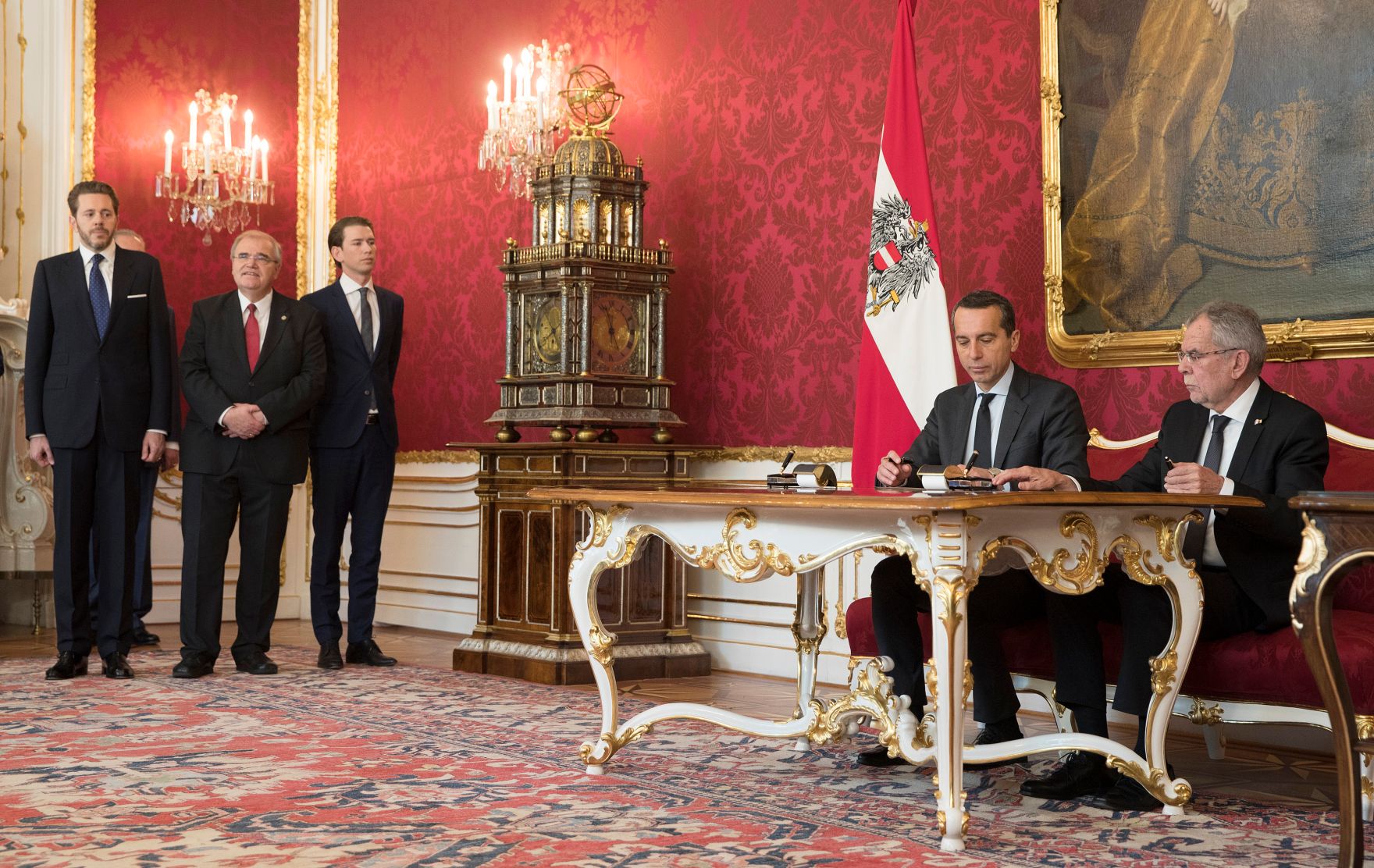 Am 17. Mai 2017 nahm Bundeskanzler Christian Kern (2.v.r.) an der Angelobung von Wirtschaftsminister Harald Mahrer (l.) und Vizekanzler und Justizminister Wolfgang Brandstetter (2.v.l.) teil. Im Bild mit Bundespr&auml;sident Alexander Van der Bellen (r.) und Au&szlig;enminister Sebastian Kurz (m.).