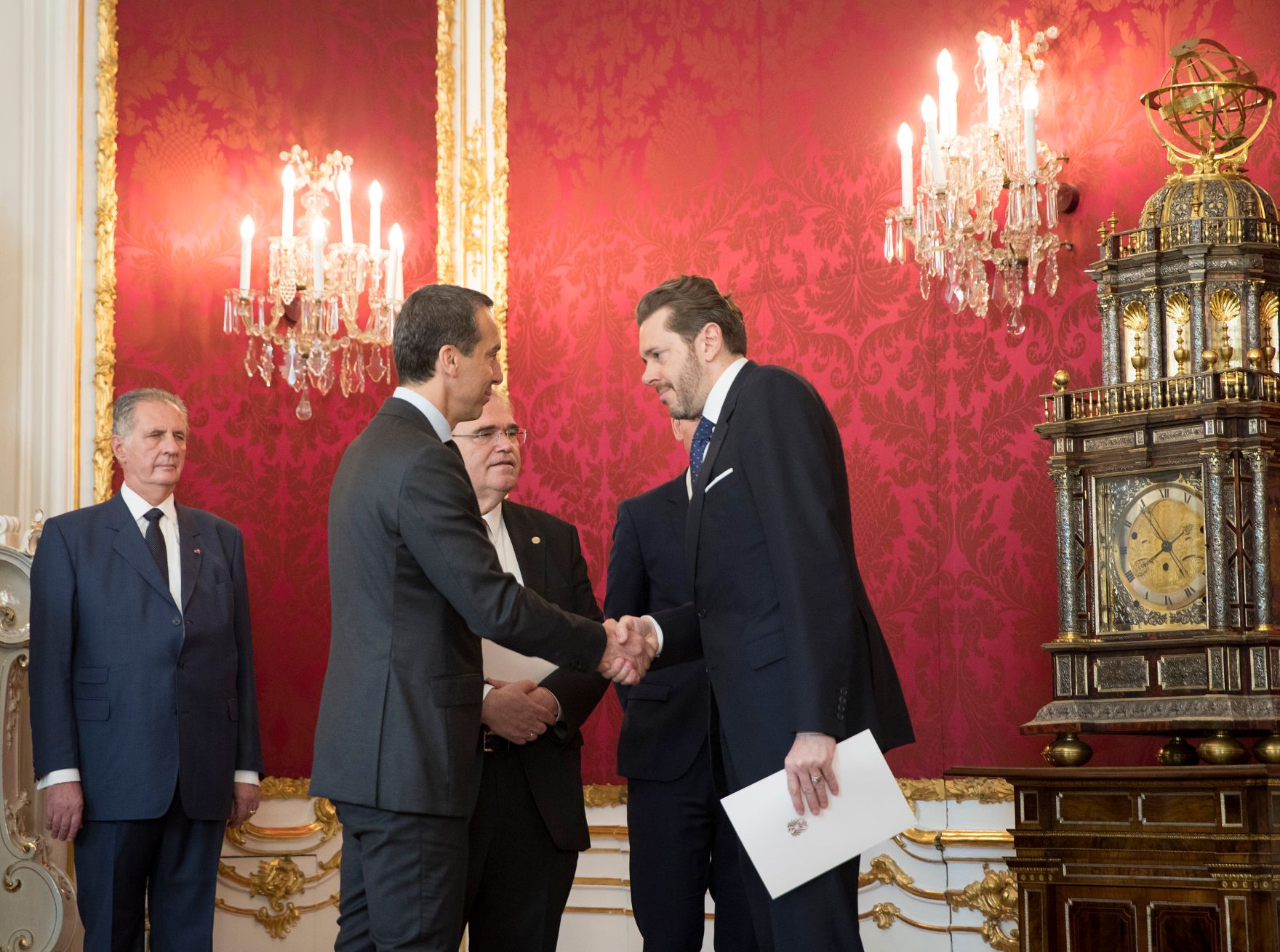 Am 17. Mai 2017 nahm Bundeskanzler Christian Kern (2.v.l.) an der Angelobung von Wirtschaftsminister Harald Mahrer (r.) und Vizekanzler und Justizminister Wolfgang Brandstetter (m.) teil.