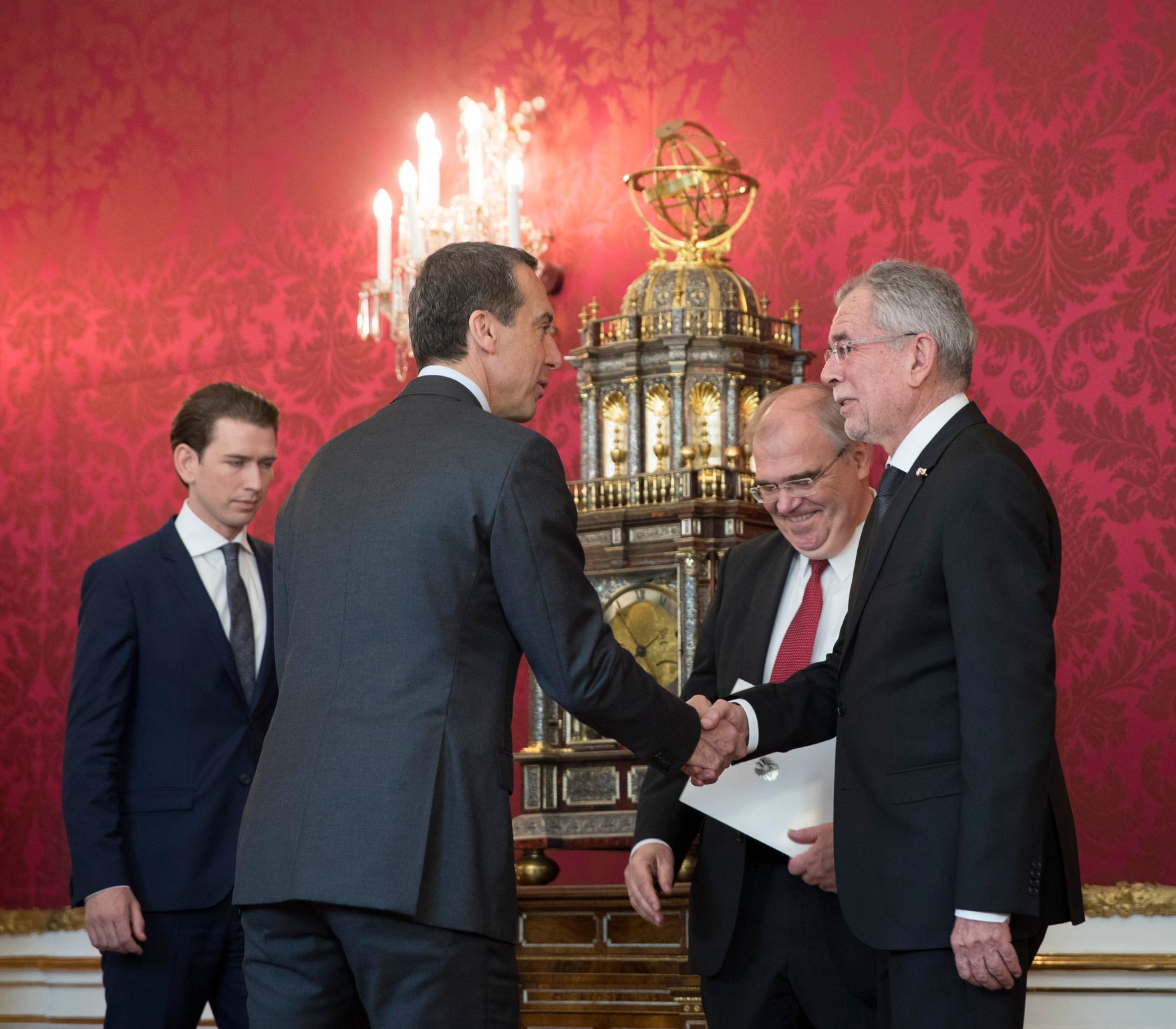 Am 17. Mai 2017 nahm Bundeskanzler Christian Kern (2.v.l.) an der Angelobung von Wirtschaftsminister Harald Mahrer und Vizekanzler und Justizminister Wolfgang Brandstetter (m.) teil. Im Bild mit Bundespr&auml;sident Alexander Van der Bellen (r.) und Au&szlig;enminister Sebastian Kurz (l.).
