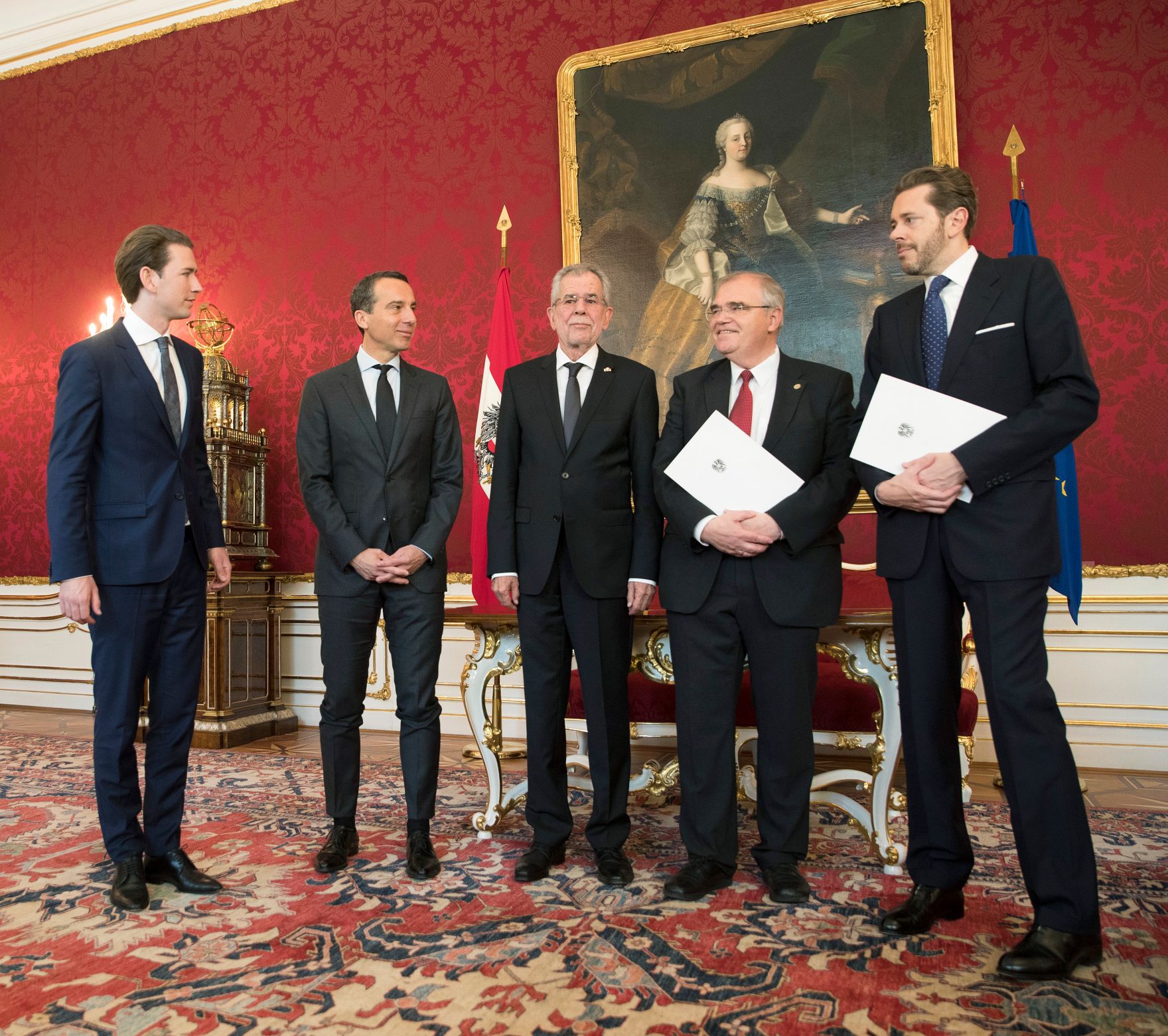 Am 17. Mai 2017 nahm Bundeskanzler Christian Kern (m.l.) an der Angelobung von Wirtschaftsminister Harald Mahrer (r.) und Vizekanzler und Justizminister Wolfgang Brandstetter (m.r.) teil. Im Bild mit Bundespr&auml;sident Alexander Van der Bellen (m.) und Au&szlig;enminister Sebastian Kurz (l.).