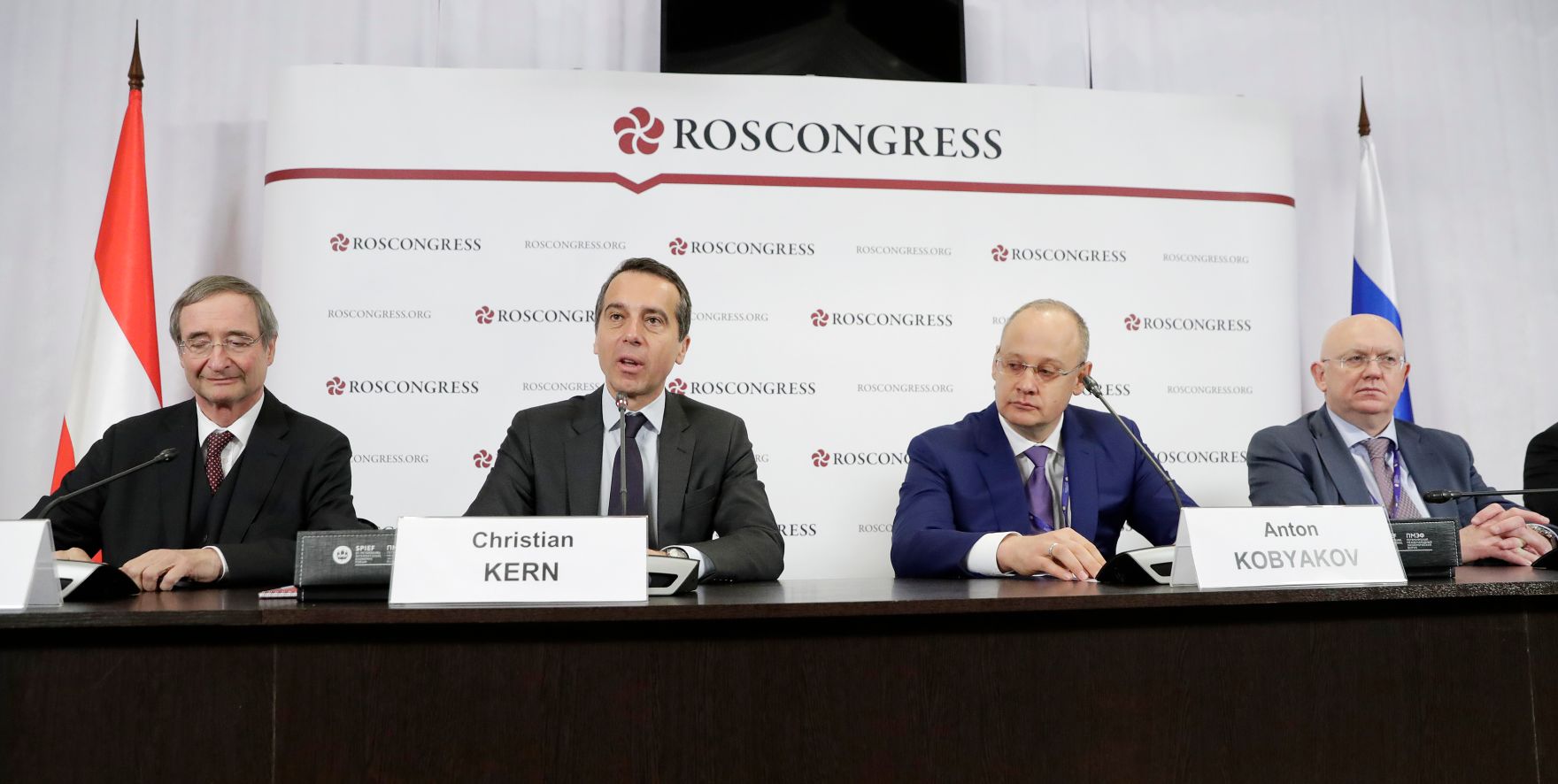 Am 2. Juni 2017 nahm Bundeskanzler Christian Kern (m.l.) am Internationalen Wirtschaftsforum SPIEF 2017 in St. Petersburg teil. Im Bild mit dem Wirtschaftskammerpr&auml;sident Christoph Leitl (l.) und der Berater des russischen Pr&auml;sidenten Anton Kobyakov (m.r.).