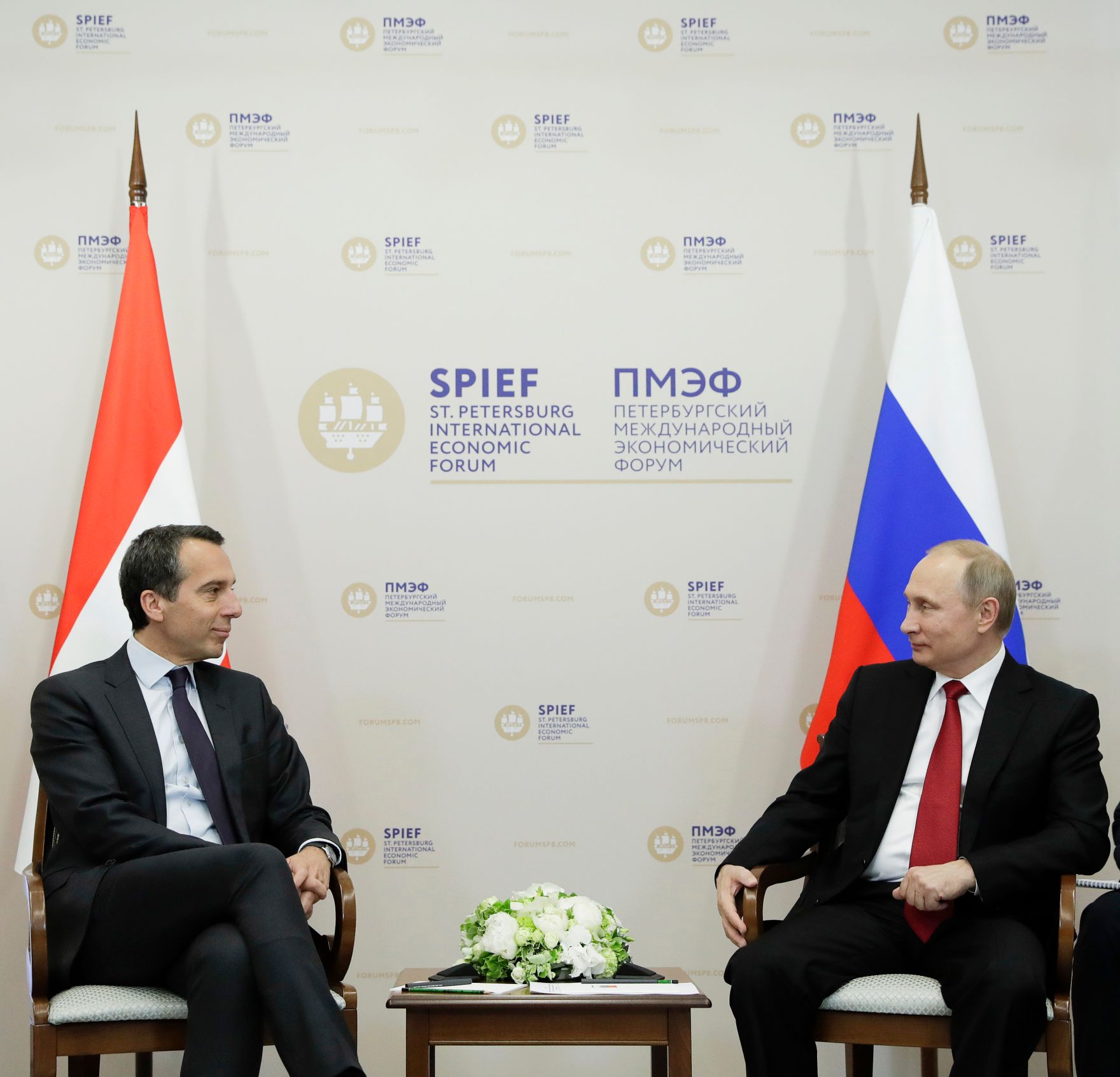 Am 2. Juni 2017 nahm Bundeskanzler Christian Kern (l.) am Internationalen Wirtschaftsforum SPIEF 2017 in St. Petersburg teil. Im Bild mit dem russischen Pr&auml;sidenten Vladimir Putin (r.).