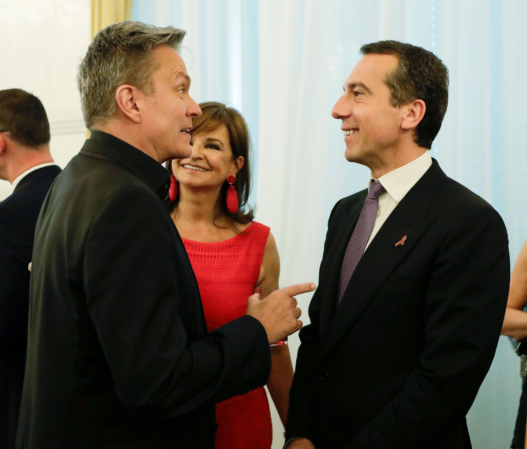 Am 6. Juni 2017 gab Bundeskanzler Christian Kern (r.) einen Empfang anl&auml;sslich "Konzert im Burgtheater Life-Ball". Im Bild mit Alfons Haider (l.).