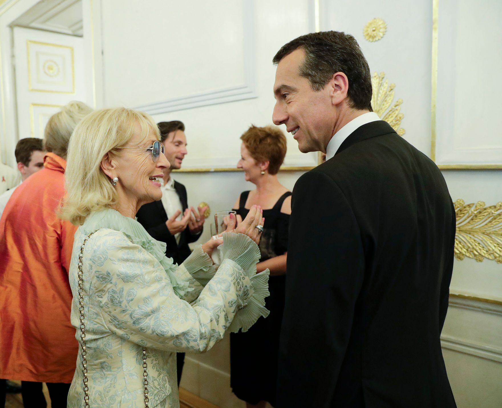 Am 6. Juni 2017 gab Bundeskanzler Christian Kern (r.) einen Empfang anl&auml;sslich "Konzert im Burgtheater Life-Ball". Im Bild mit Dagmar Koller (l.).