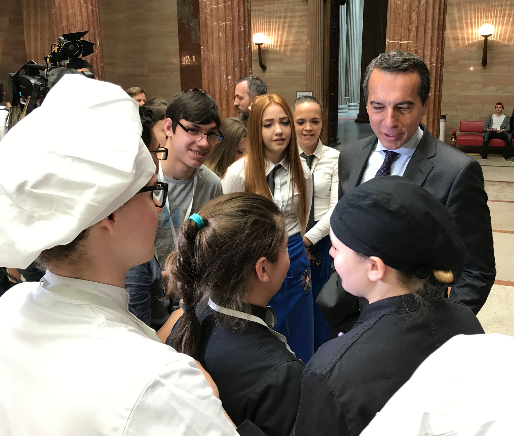 Am 7. Juni 2017 traf Bundeskanzler Christian Kern (im Bild) im Parlament Vertreterinnen und Vertreter der Jugendabteilung der Gewerkschaft vida.
