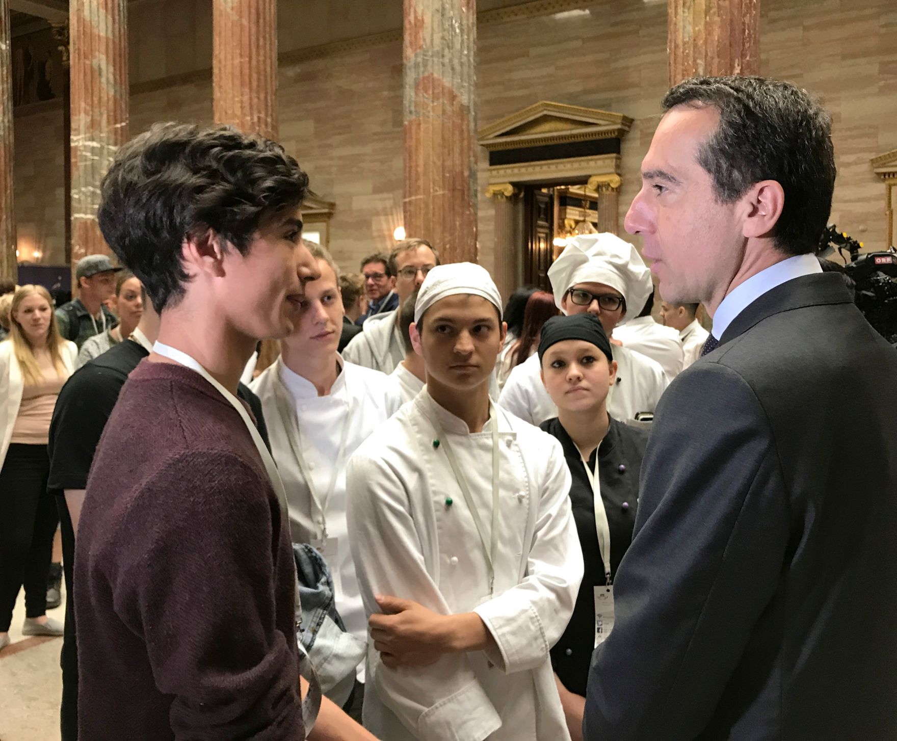 Am 7. Juni 2017 traf Bundeskanzler Christian Kern (im Bild) im Parlament Vertreterinnen und Vertreter der Jugendabteilung der Gewerkschaft vida.