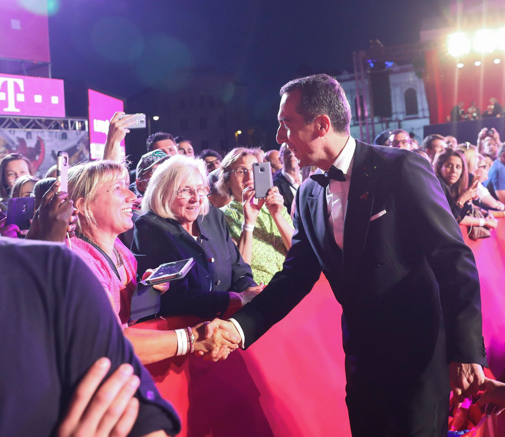 Am 10. Juni 2017 besuchte Bundeskanzler Christian Kern den Life Ball 2017.