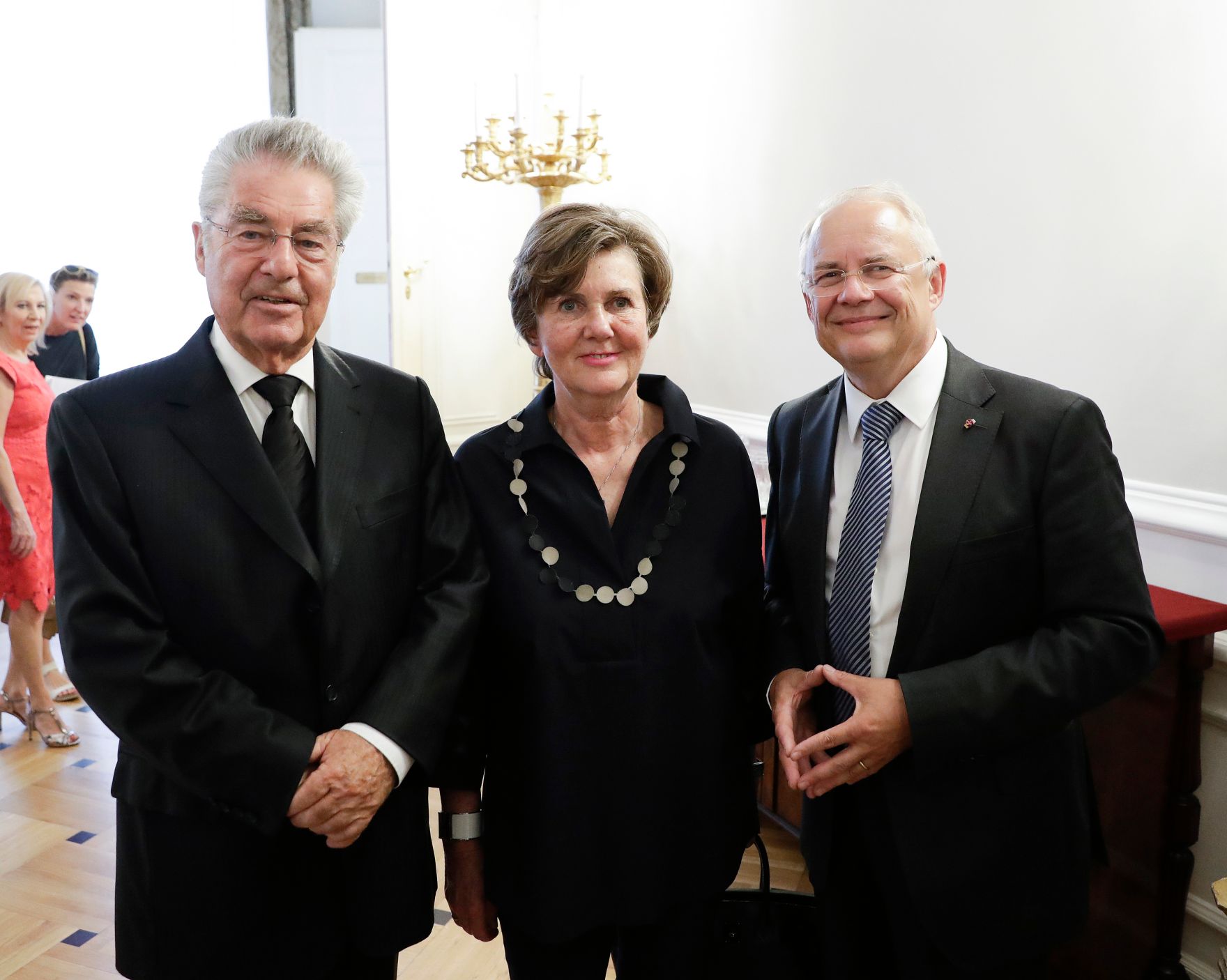 Am 13. Juni 2017 fand die Buchpr&auml;sentation "Die Staatskanzlei" im Bundeskanzleramt statt. Im Bild Manfred Matzka (r.) mit der Pr&auml;sidentin der Salzburger Festspiele Helga Rabl-Stadler (m.) und dem Bundespr&auml;sidenten a.D. Heinz Fischer (l.).