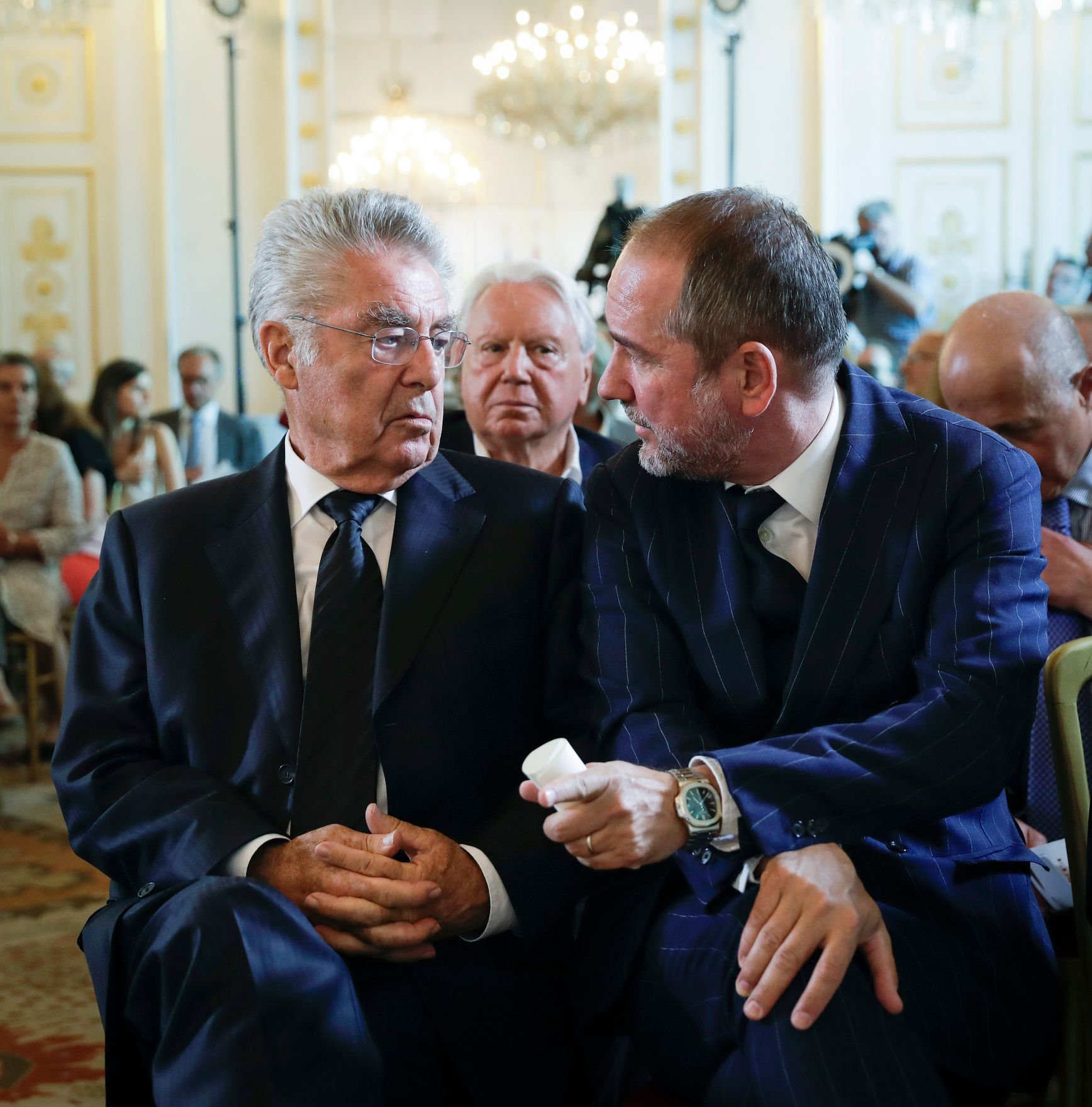 Am 13. Juni 2017 fand die Buchpr&auml;sentation "Die Staatskanzlei" im Bundeskanzleramt statt. Im Bild Bundespr&auml;sidenten a.D. Heinz Fischer (l.) mit dem Kunst- und Kulturminister Thomas Drozda (r.).