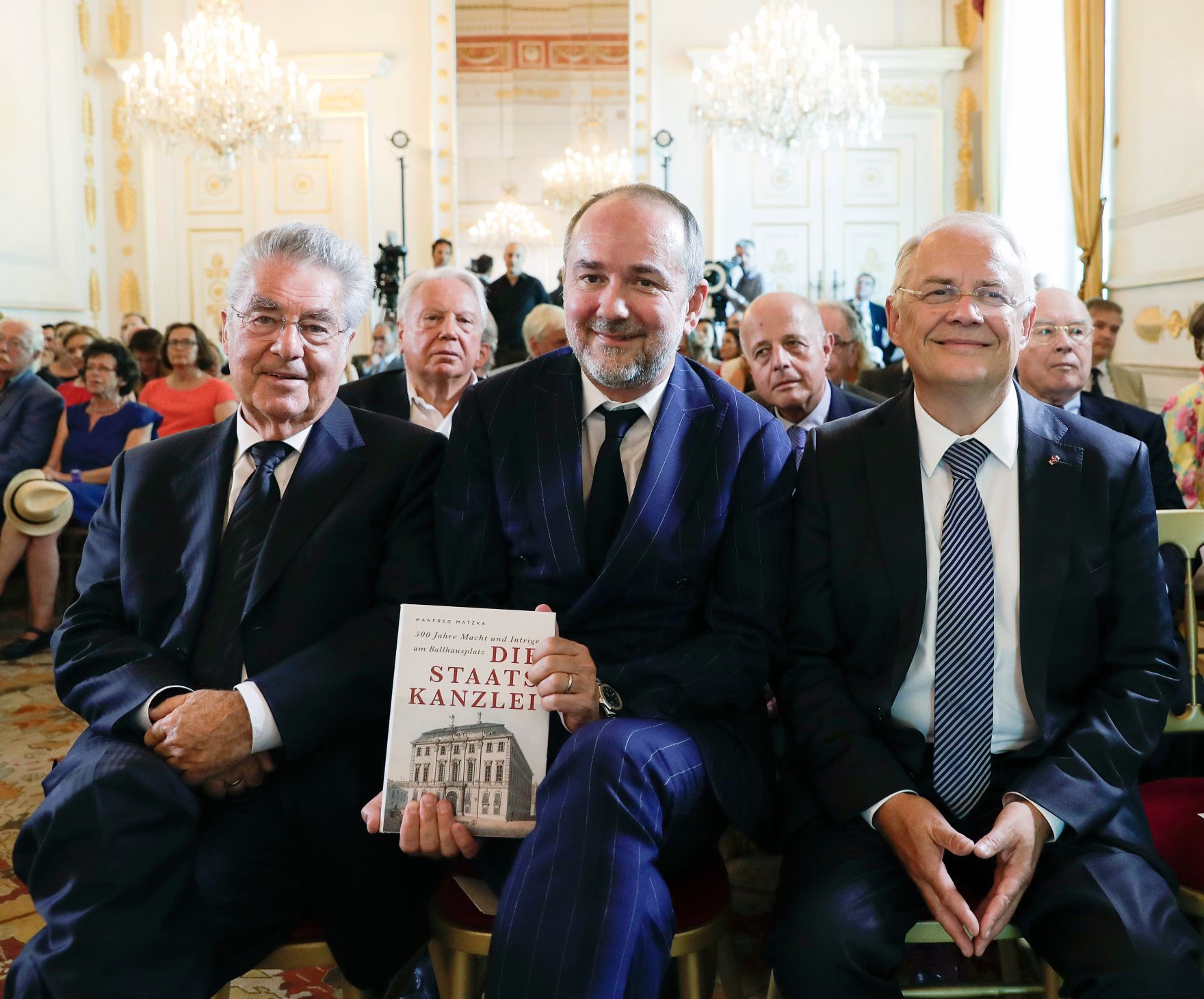 Am 13. Juni 2017 fand die Buchpr&auml;sentation "Die Staatskanzlei" im Bundeskanzleramt statt. Im Bild Manfred Matzka (r.) mit dem Bundespr&auml;sidenten a.D. Heinz Fischer (l.) und dem Kunst- und Kulturminister Thomas Drozda (m.).