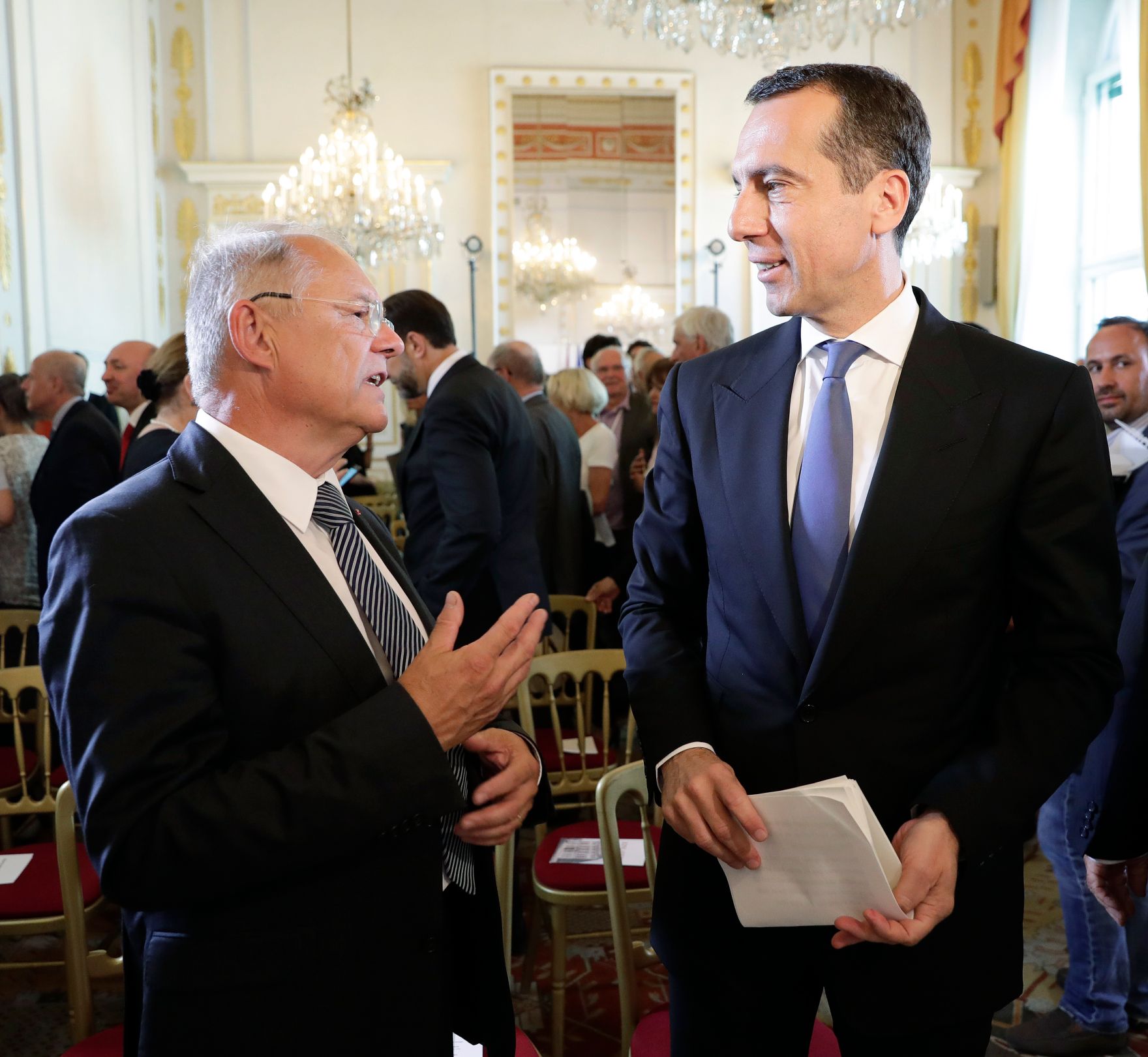 Am 13. Juni 2017 fand die Buchpr&auml;sentation "Die Staatskanzlei" im Bundeskanzleramt statt. Im Bild Manfred Matzka (l.) mit dem Bundeskanzler Christian Kern (r.).