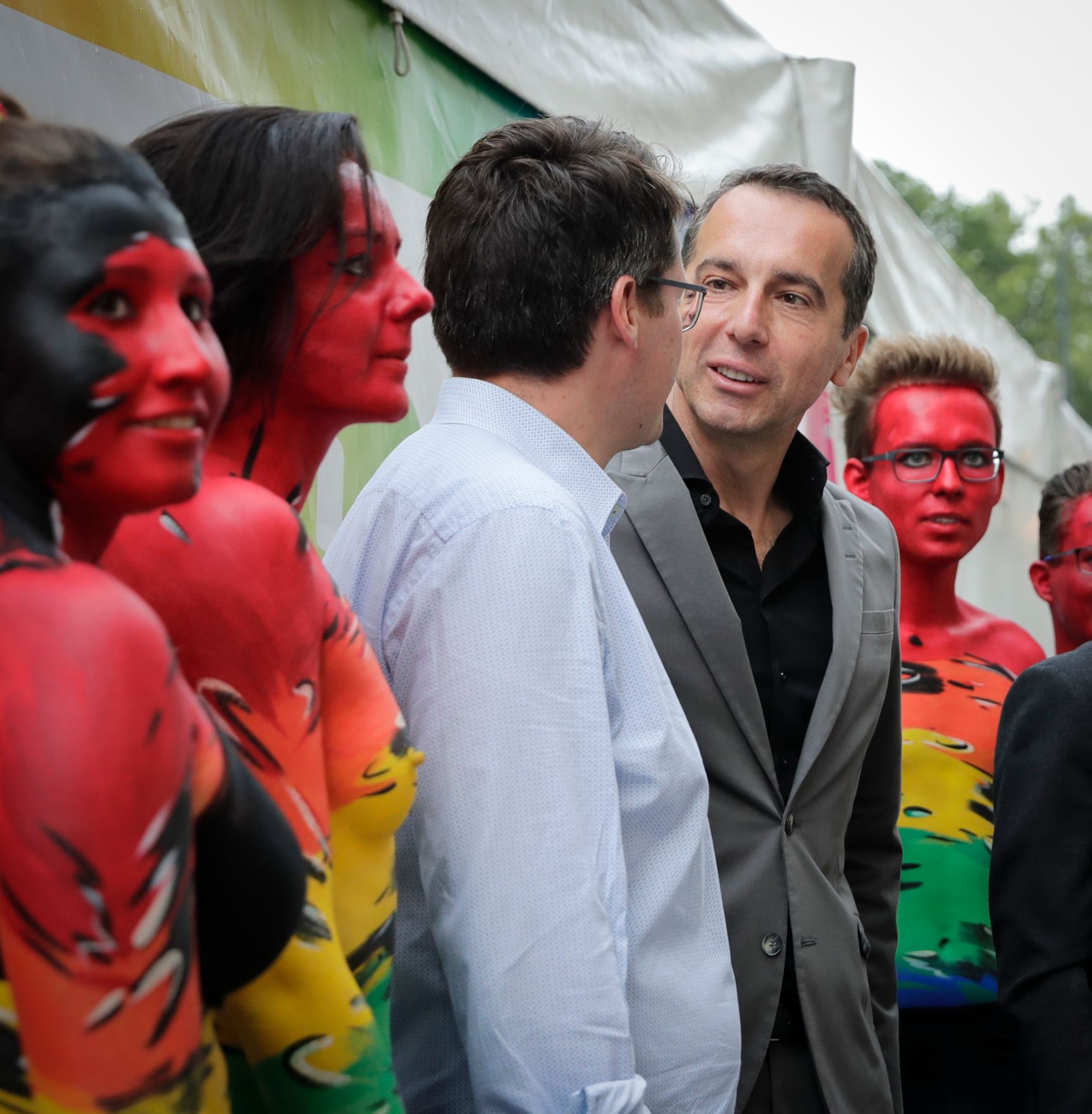 Am 17. Juni 2017 nahm Bundeskanzler Christian Kern (r.) an der Regenbogenparade 2017 in Wien teil.